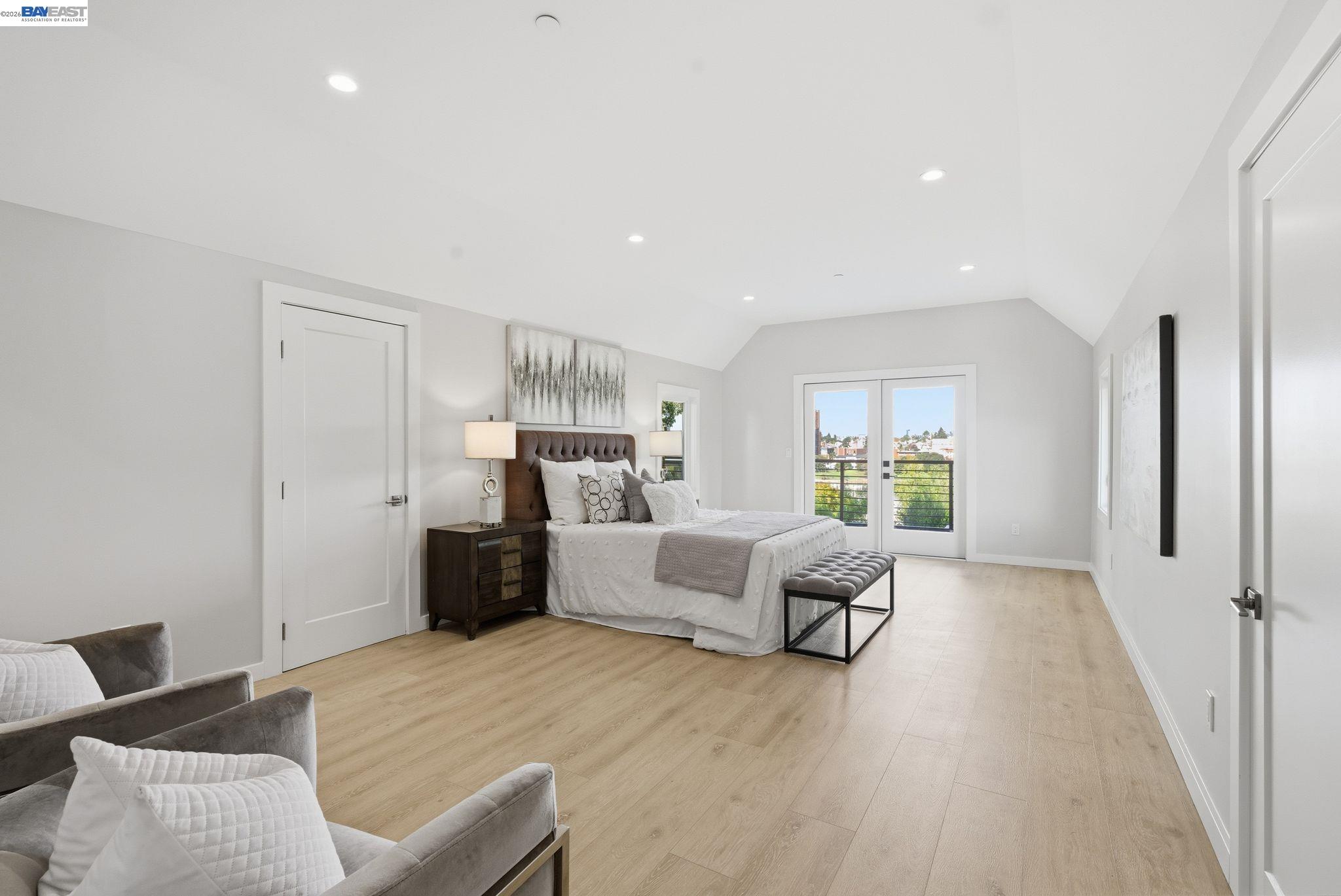 Detail Gallery Image 11 of 52 For 335 Hanover Ave, Oakland,  CA 94606 - 7 Beds | 6 Baths