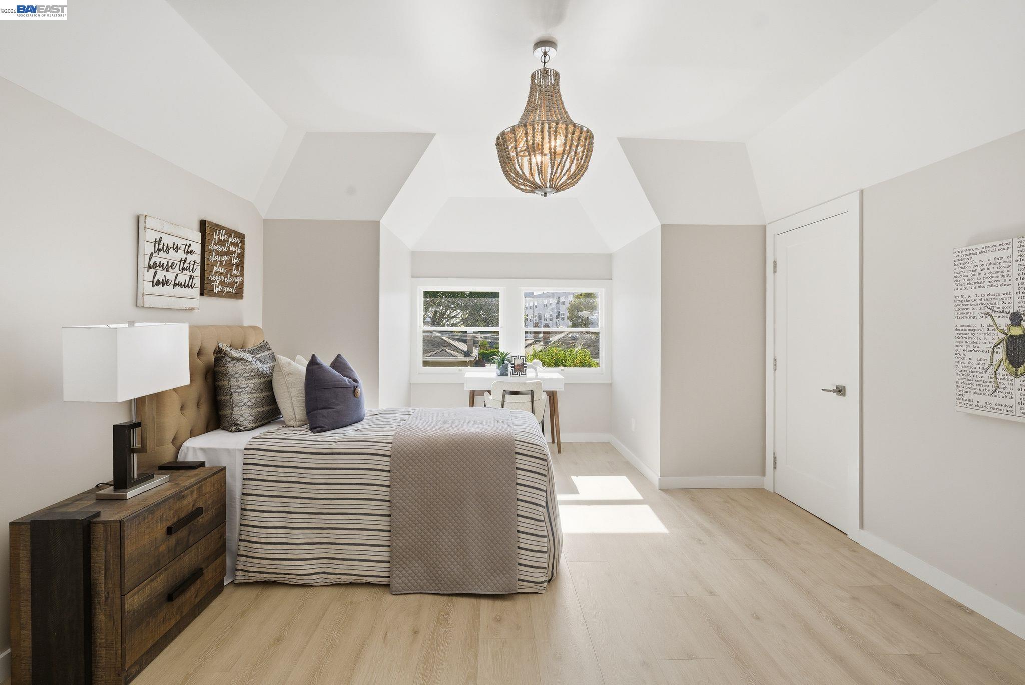 Detail Gallery Image 16 of 52 For 335 Hanover Ave, Oakland,  CA 94606 - 7 Beds | 6 Baths