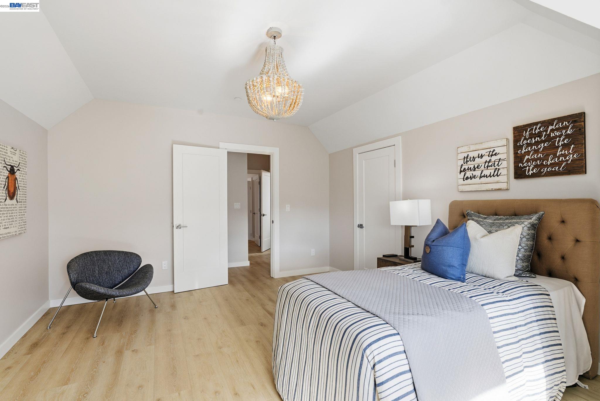 Detail Gallery Image 17 of 52 For 335 Hanover Ave, Oakland,  CA 94606 - 7 Beds | 6 Baths