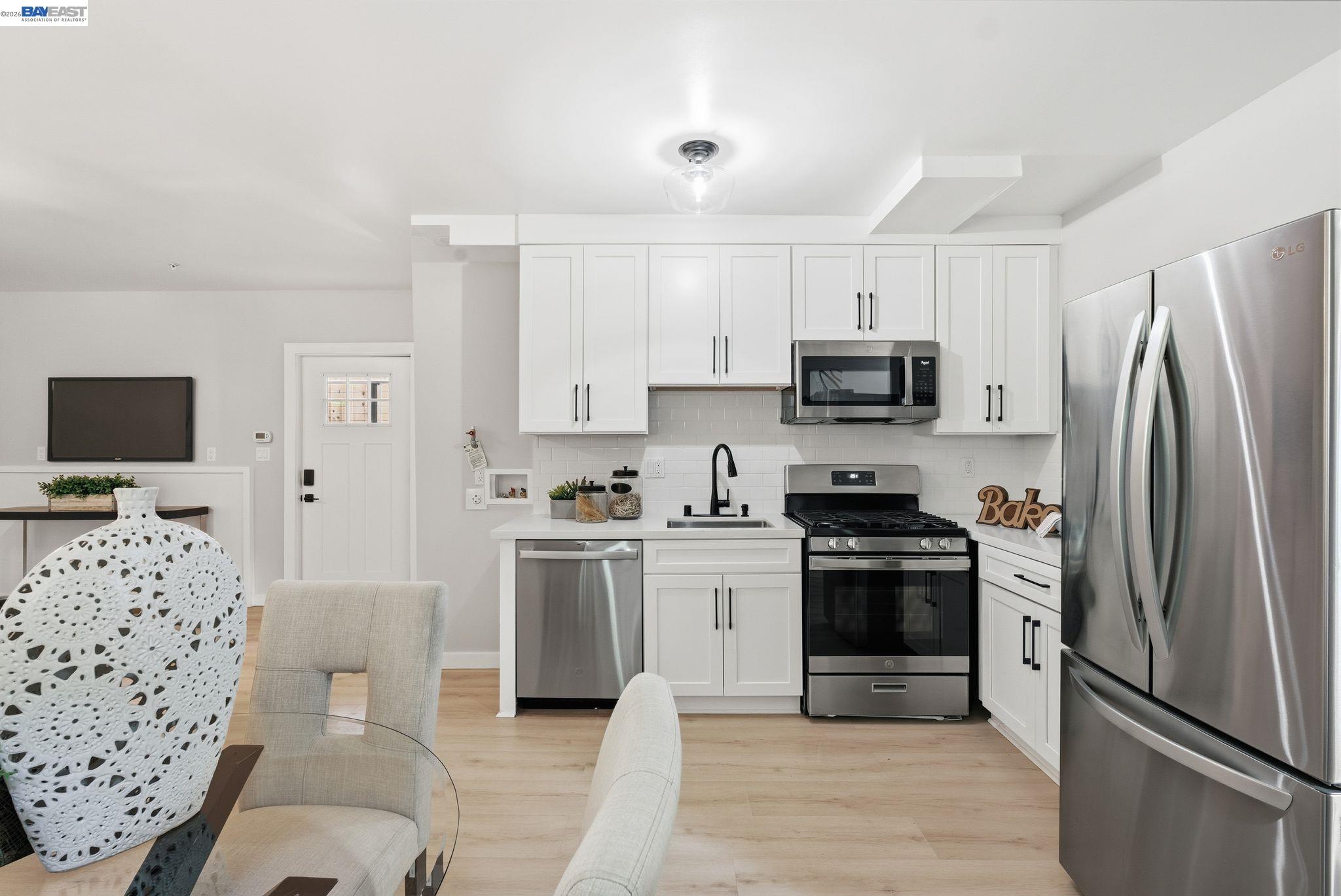 Detail Gallery Image 33 of 52 For 335 Hanover Ave, Oakland,  CA 94606 - 7 Beds | 6 Baths