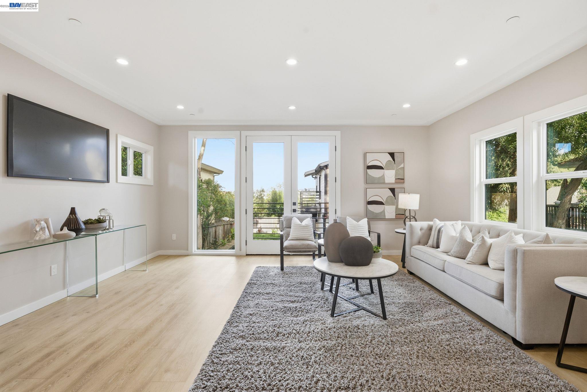 Detail Gallery Image 8 of 52 For 335 Hanover Ave, Oakland,  CA 94606 - 7 Beds | 6 Baths