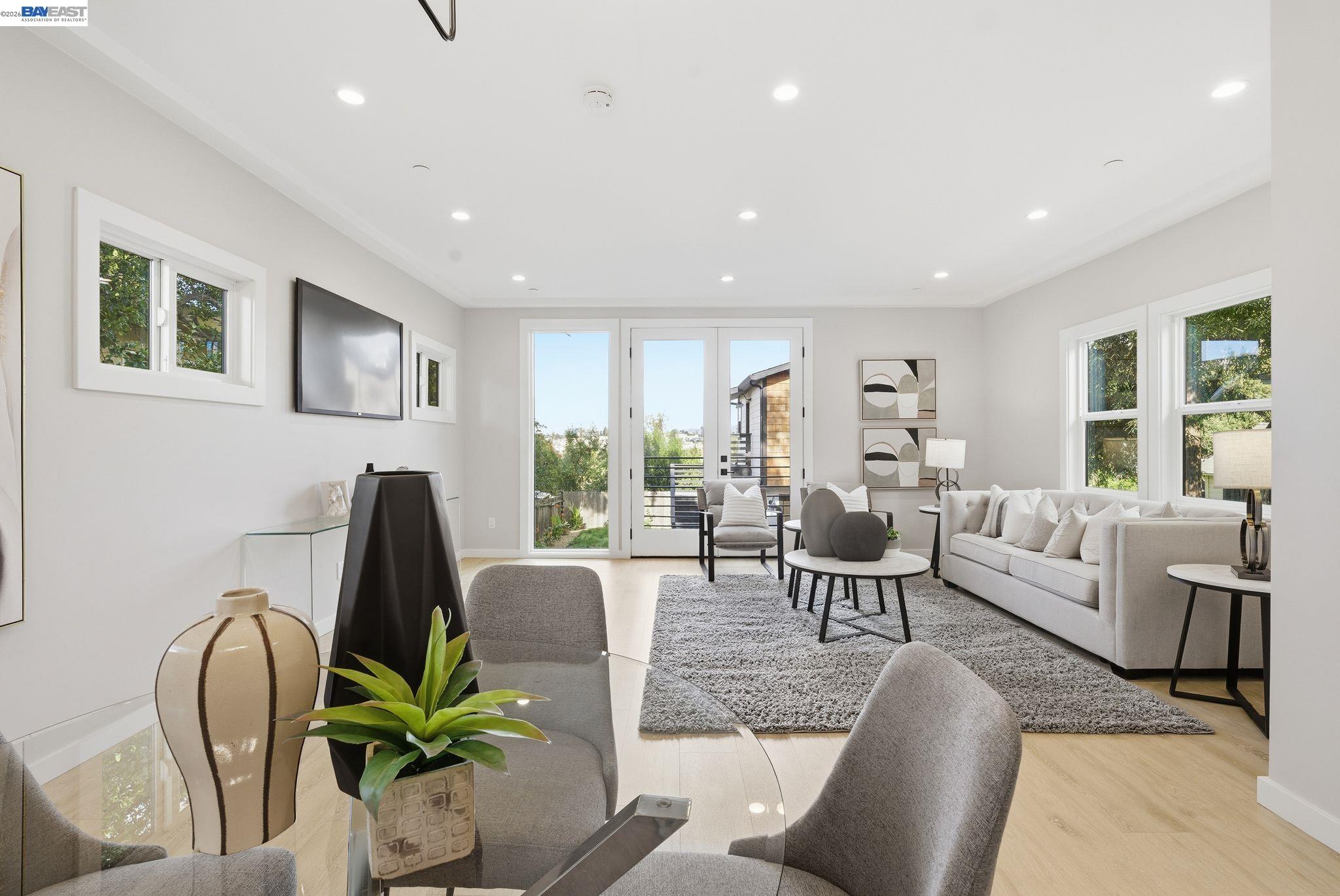 Detail Gallery Image 9 of 52 For 335 Hanover Ave, Oakland,  CA 94606 - 7 Beds | 6 Baths