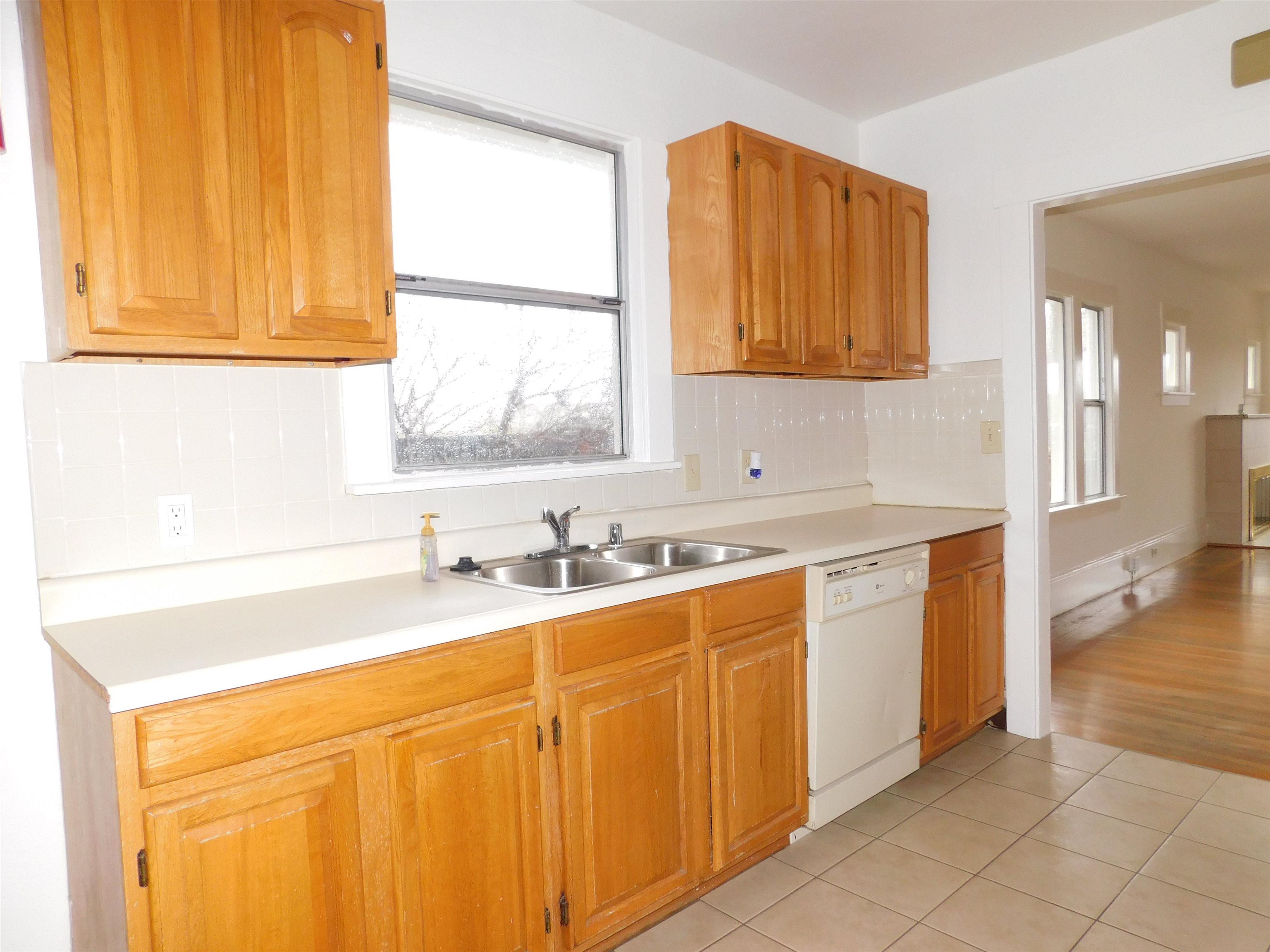 Detail Gallery Image 5 of 18 For 2912 Macarthur Blvd, Oakland,  CA 94602 - 3 Beds | 2 Baths