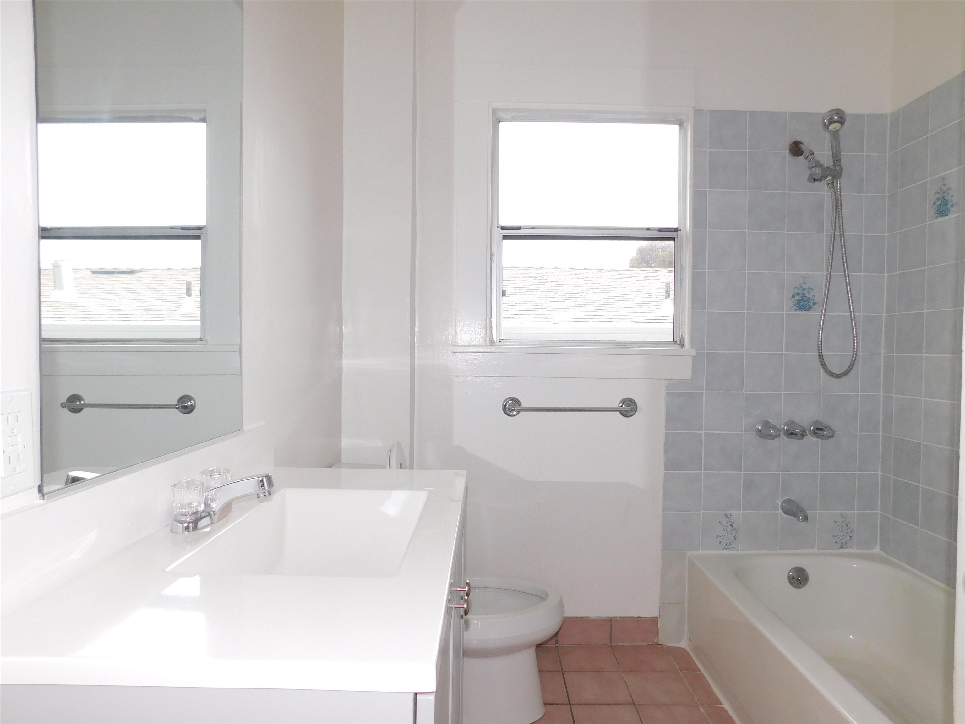 Detail Gallery Image 8 of 18 For 2912 Macarthur Blvd, Oakland,  CA 94602 - 3 Beds | 2 Baths