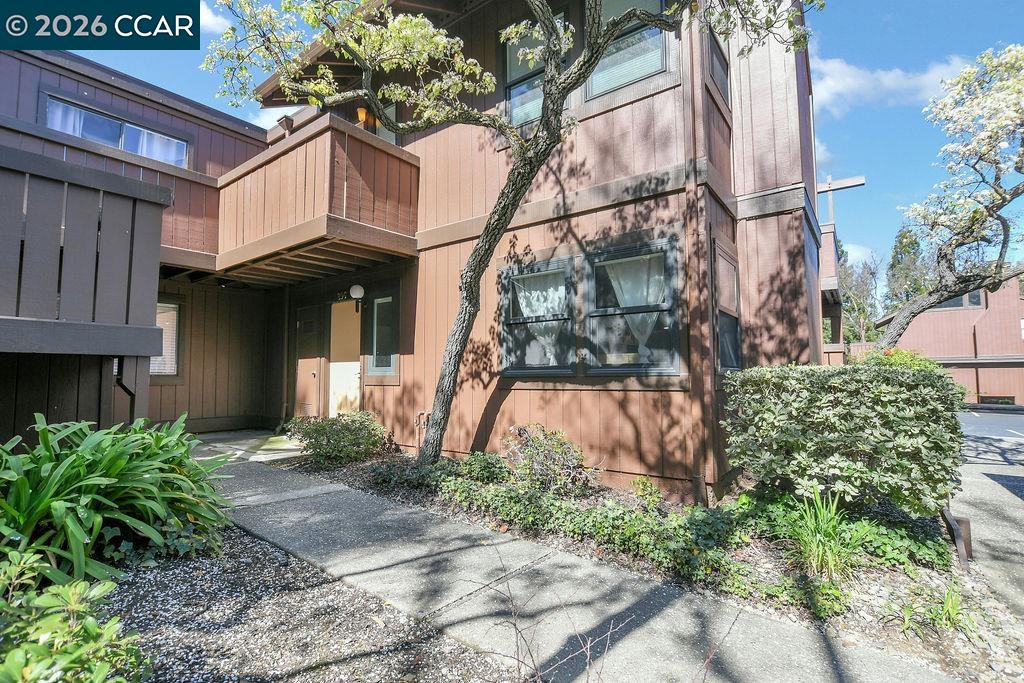 Detail Gallery Image 2 of 34 For 896 Camelback Place, Pleasant Hill,  CA 94523-1223 - 2 Beds | 2 Baths