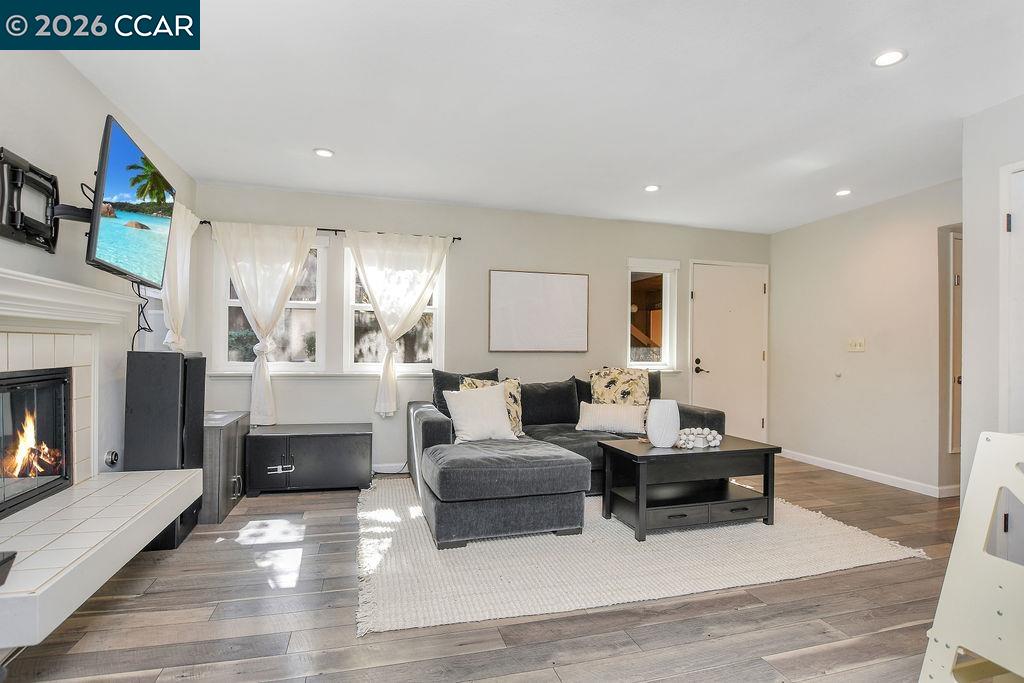 Detail Gallery Image 5 of 34 For 896 Camelback Place, Pleasant Hill,  CA 94523-1223 - 2 Beds | 2 Baths