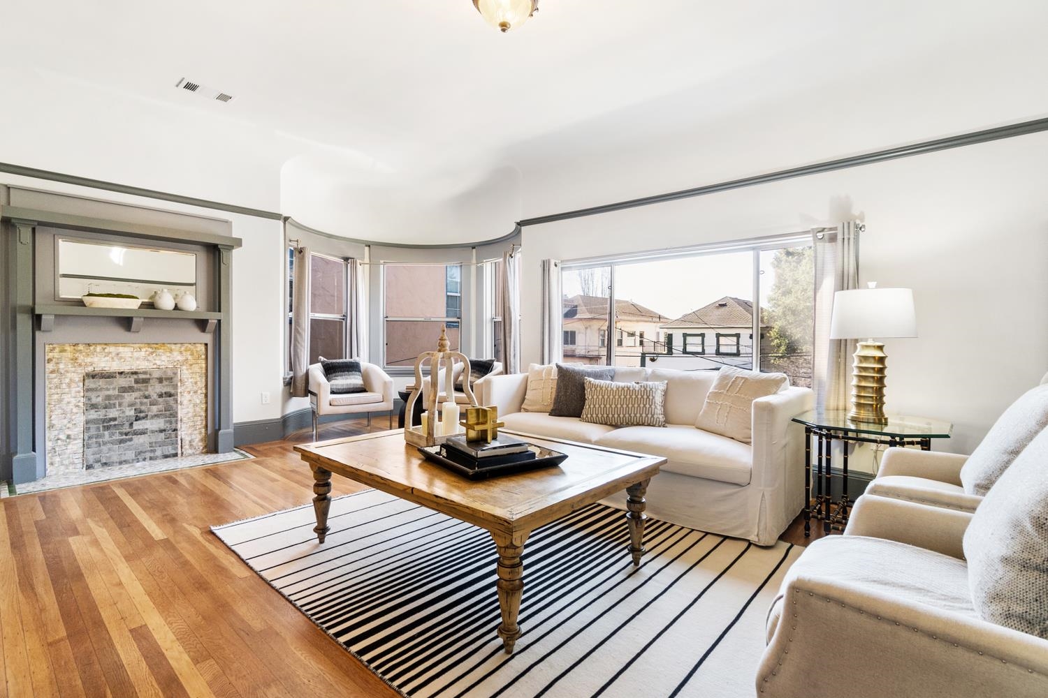 Detail Gallery Image 5 of 27 For 548 37th St, Oakland,  CA 94609 - – Beds | – Baths