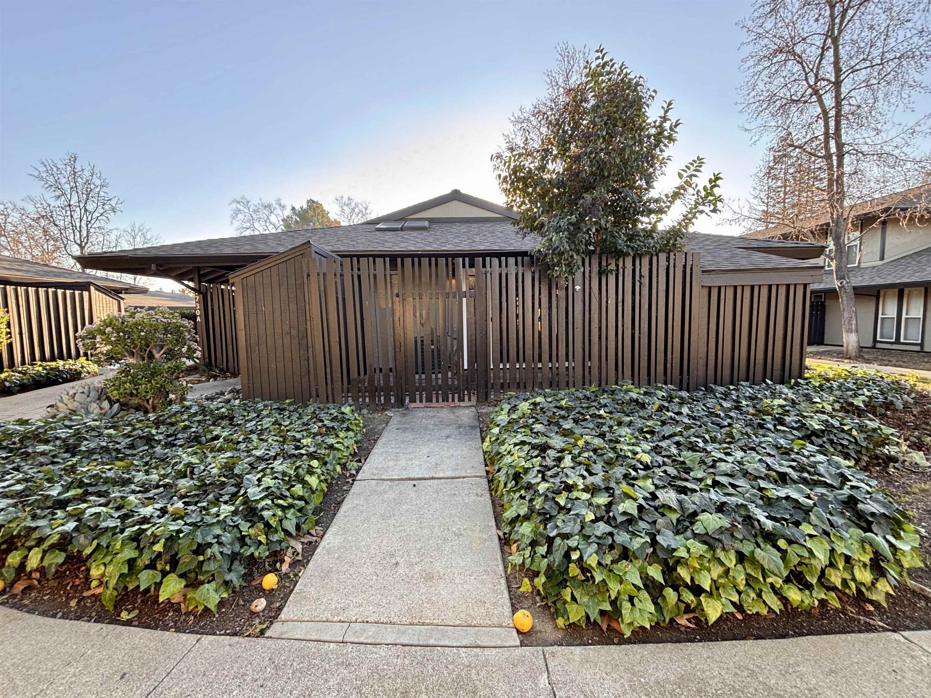 Detail Gallery Image 3 of 32 For 1730 Sapling Ct a,  Concord,  CA 94519-1576 - 3 Beds | 2 Baths