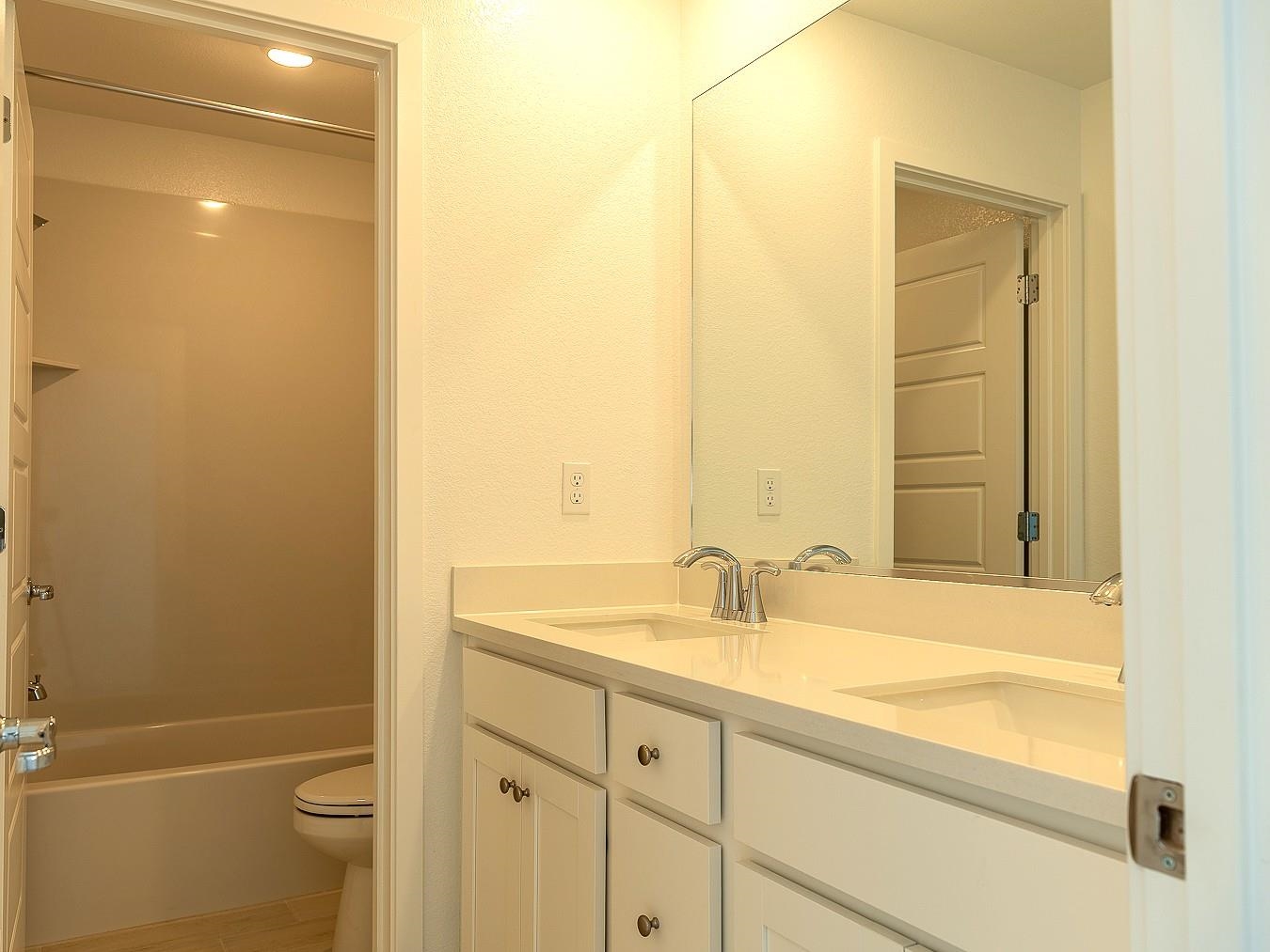 Detail Gallery Image 10 of 44 For 3596 Kona Kai Way, Sacramento,  CA 95835 - 5 Beds | 3 Baths