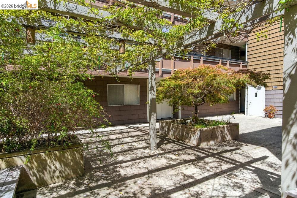 Detail Gallery Image 21 of 33 For 2601 College Ave #203,  Berkeley,  CA 94704 - 2 Beds | 1 Baths