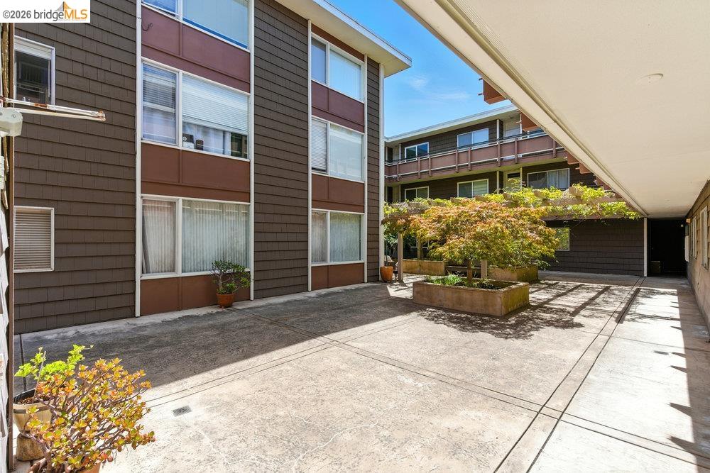 Detail Gallery Image 25 of 33 For 2601 College Ave #203,  Berkeley,  CA 94704 - 2 Beds | 1 Baths