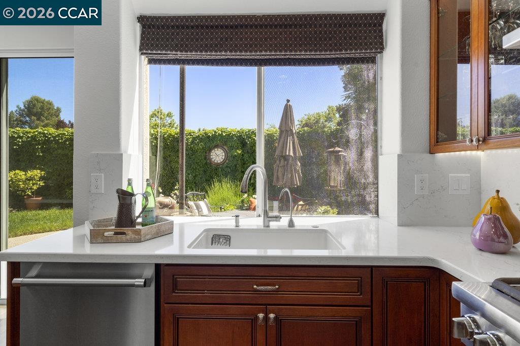 Detail Gallery Image 8 of 34 For 1086 Vista Pointe Cir, San Ramon,  CA 94582 - 4 Beds | 3 Baths