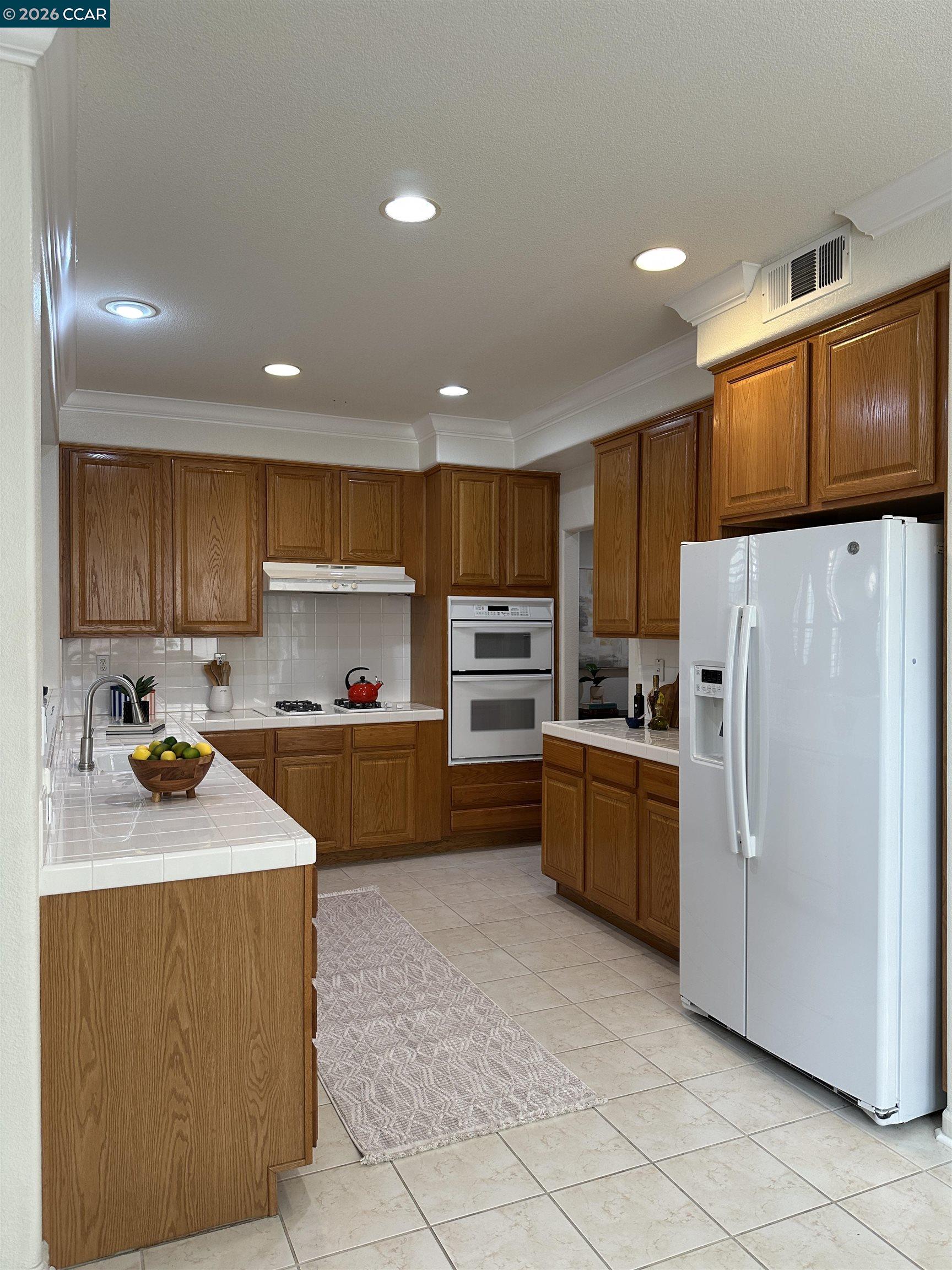 Detail Gallery Image 10 of 29 For 518 Silver Maple Dr, Hercules,  CA 94564-0000 - 4 Beds | 4/1 Baths