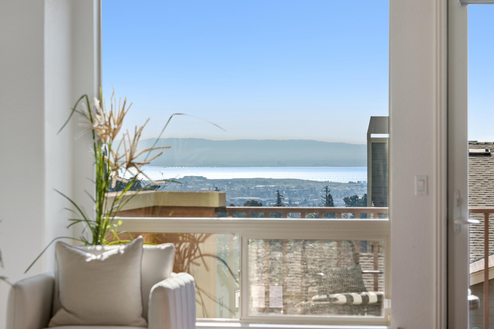 Detail Gallery Image 7 of 50 For 6466 Bayview Dr, Oakland,  CA 94605 - 4 Beds | 3 Baths