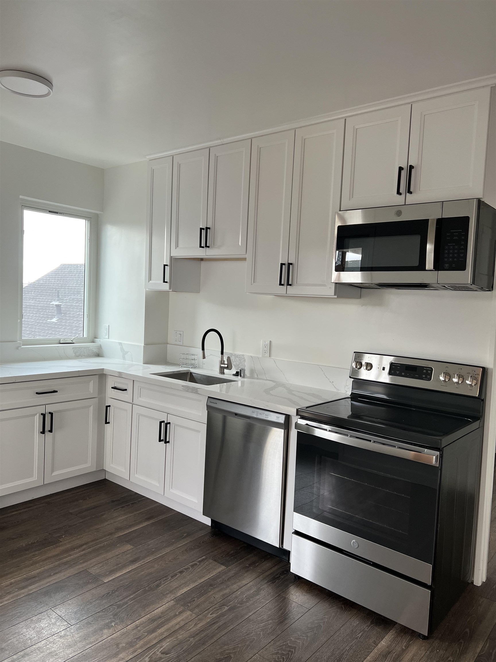 Detail Gallery Image 7 of 15 For 2718 Durant Ave #B,  Berkeley,  CA 94704-1725 - 3 Beds | 1 Baths