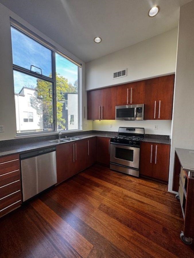 Detail Gallery Image 3 of 29 For 42 Iron Horse Ln, Walnut Creek,  CA 94597 - 2 Beds | 3 Baths