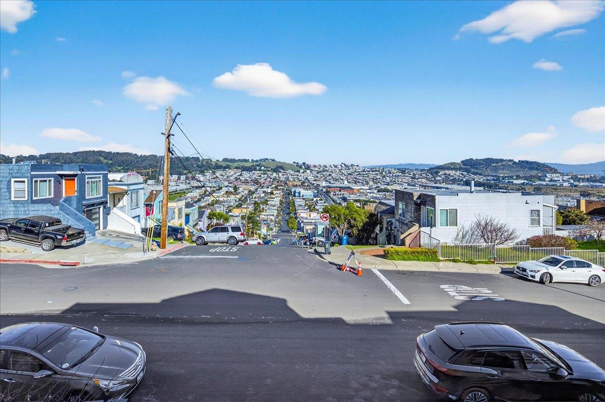 Detail Gallery Image 4 of 60 For 209 Bay Ridge Dr, Daly City,  CA 94014 - 5 Beds | 3/1 Baths