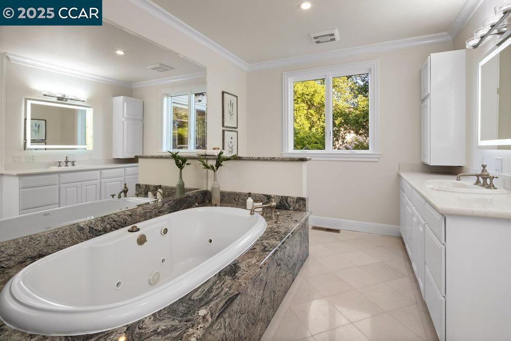 Detail Gallery Image 15 of 26 For 128 Oak Rd, Orinda,  CA 94563-3348 - 4 Beds | 4/1 Baths