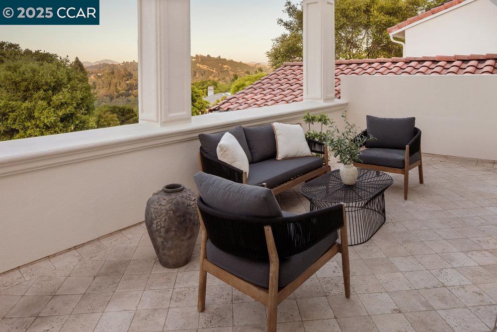 Detail Gallery Image 4 of 26 For 128 Oak Rd, Orinda,  CA 94563-3348 - 4 Beds | 4/1 Baths