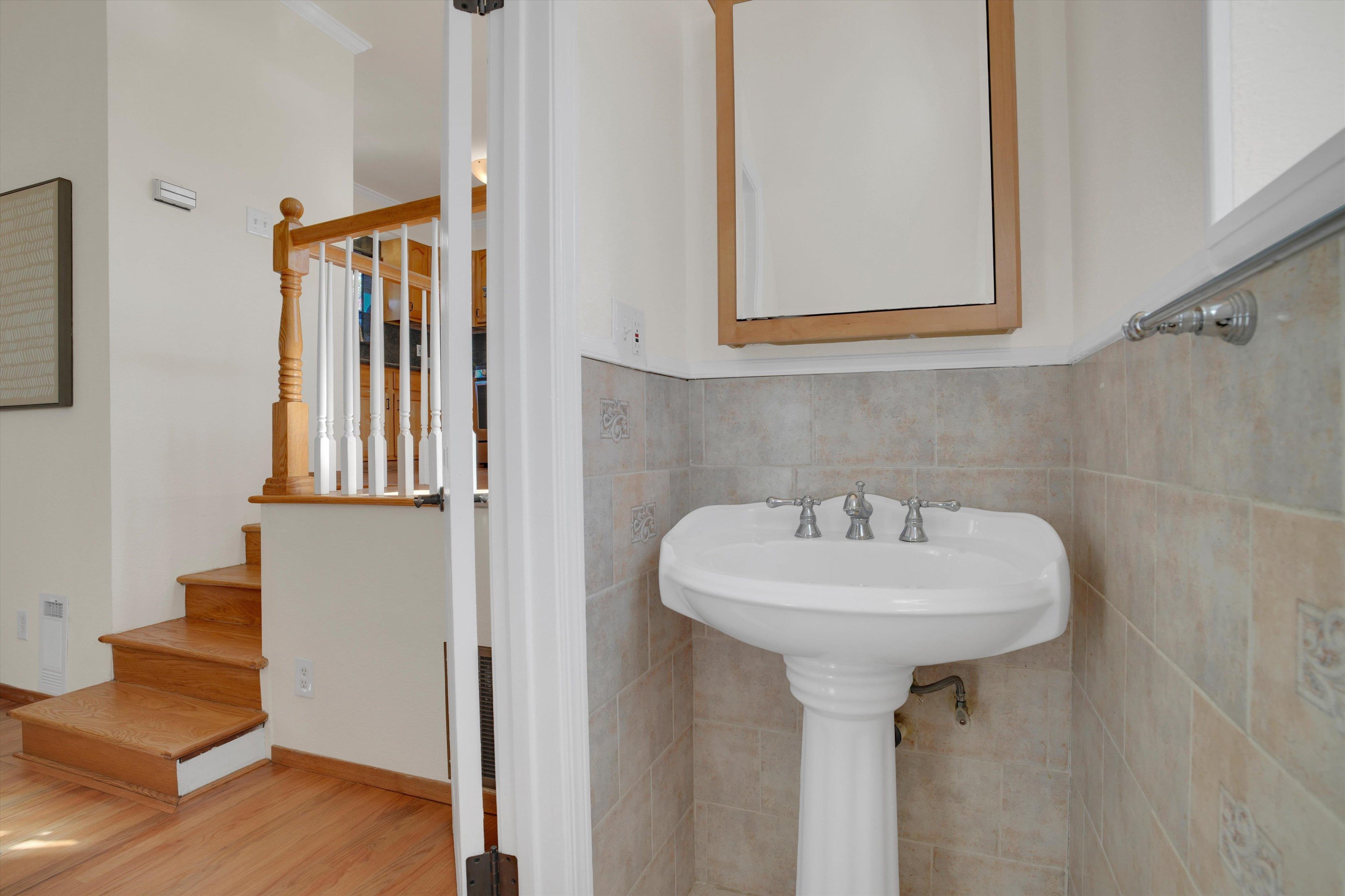 Detail Gallery Image 6 of 32 For 1821 Grand St, Alameda,  CA 94501 - 3 Beds | 1/1 Baths