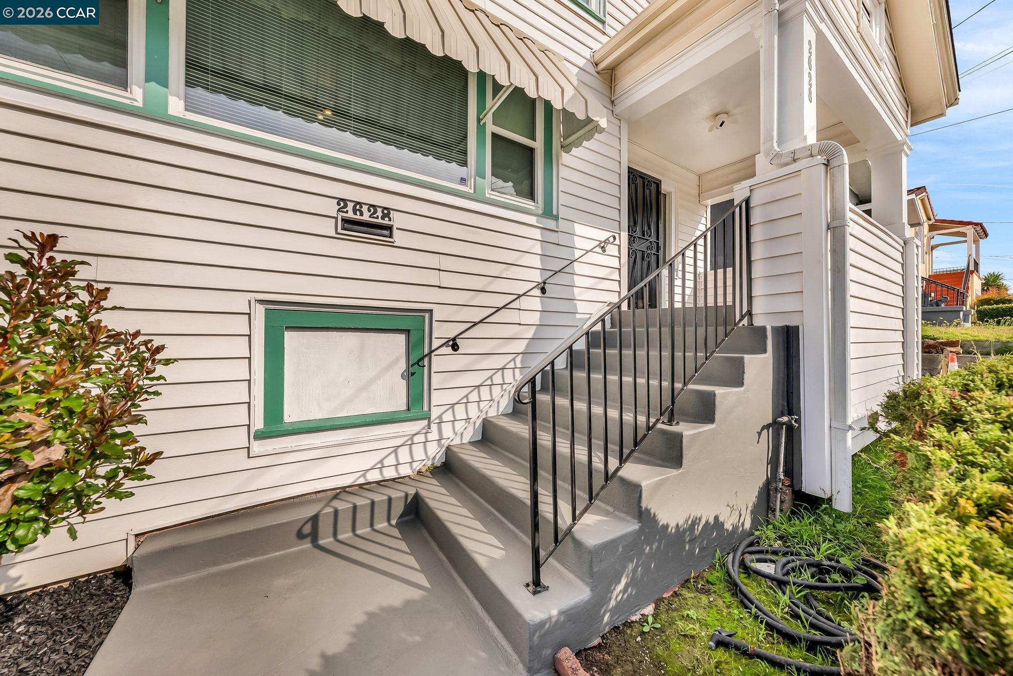 Detail Gallery Image 2 of 38 For 2628 Logan St, Oakland,  CA 94601 - 3 Beds | 1 Baths