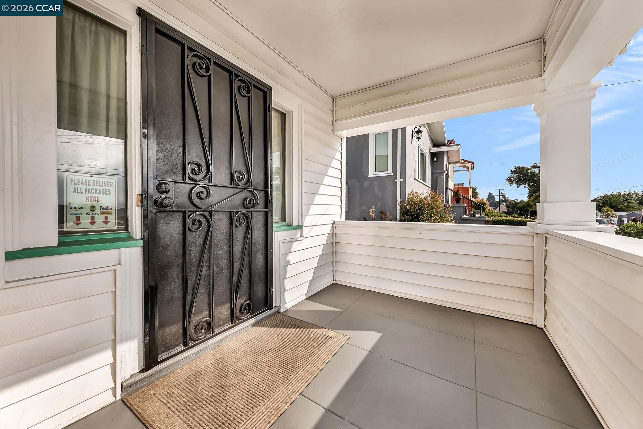 Detail Gallery Image 3 of 38 For 2628 Logan St, Oakland,  CA 94601 - 3 Beds | 1 Baths