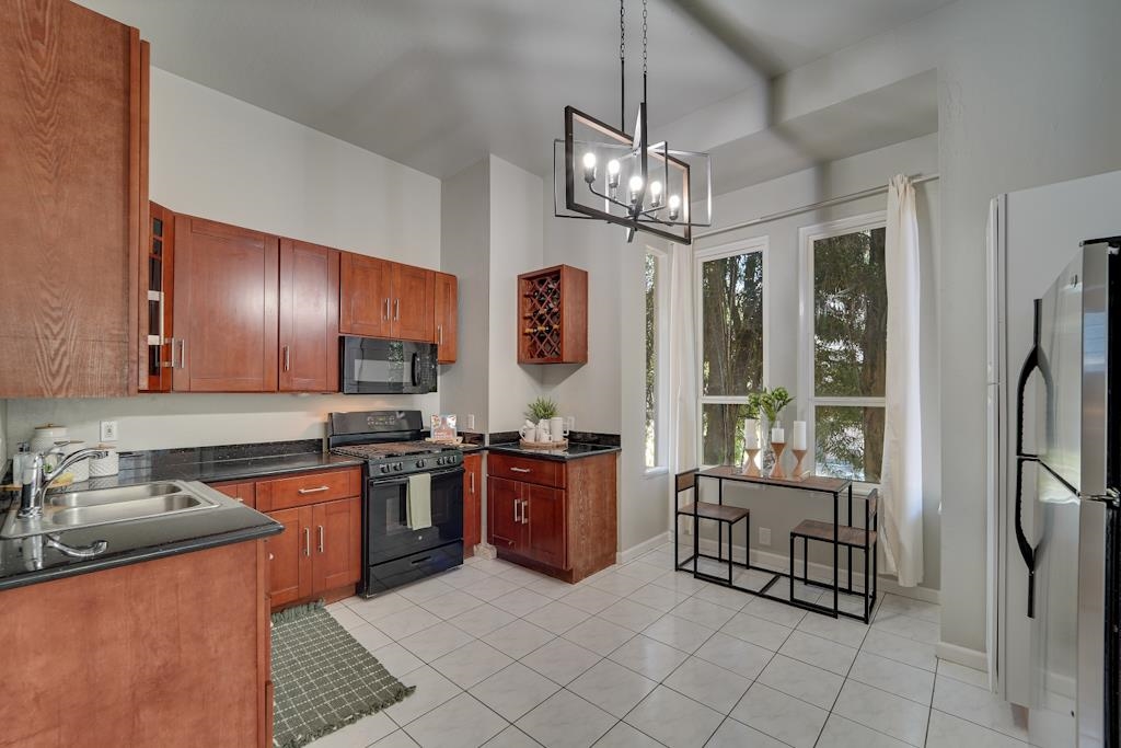 Detail Gallery Image 9 of 60 For 1022 Chestnut Street, Oakland,  CA 94607-2716 - 3 Beds | 2 Baths