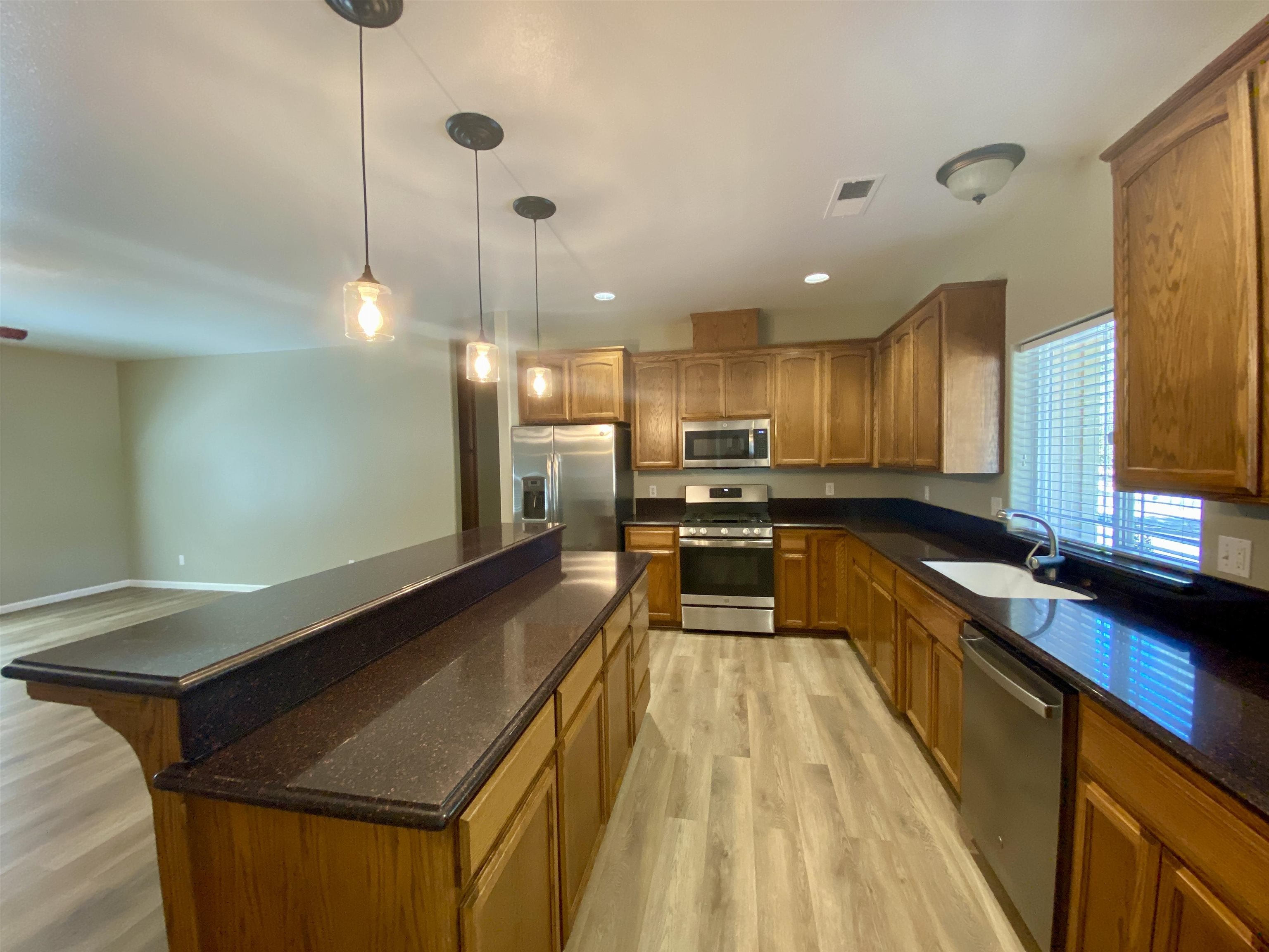 Detail Gallery Image 4 of 34 For 18197 Hammer Ln, Tuolumne,  CA 95379 - 3 Beds | 2 Baths