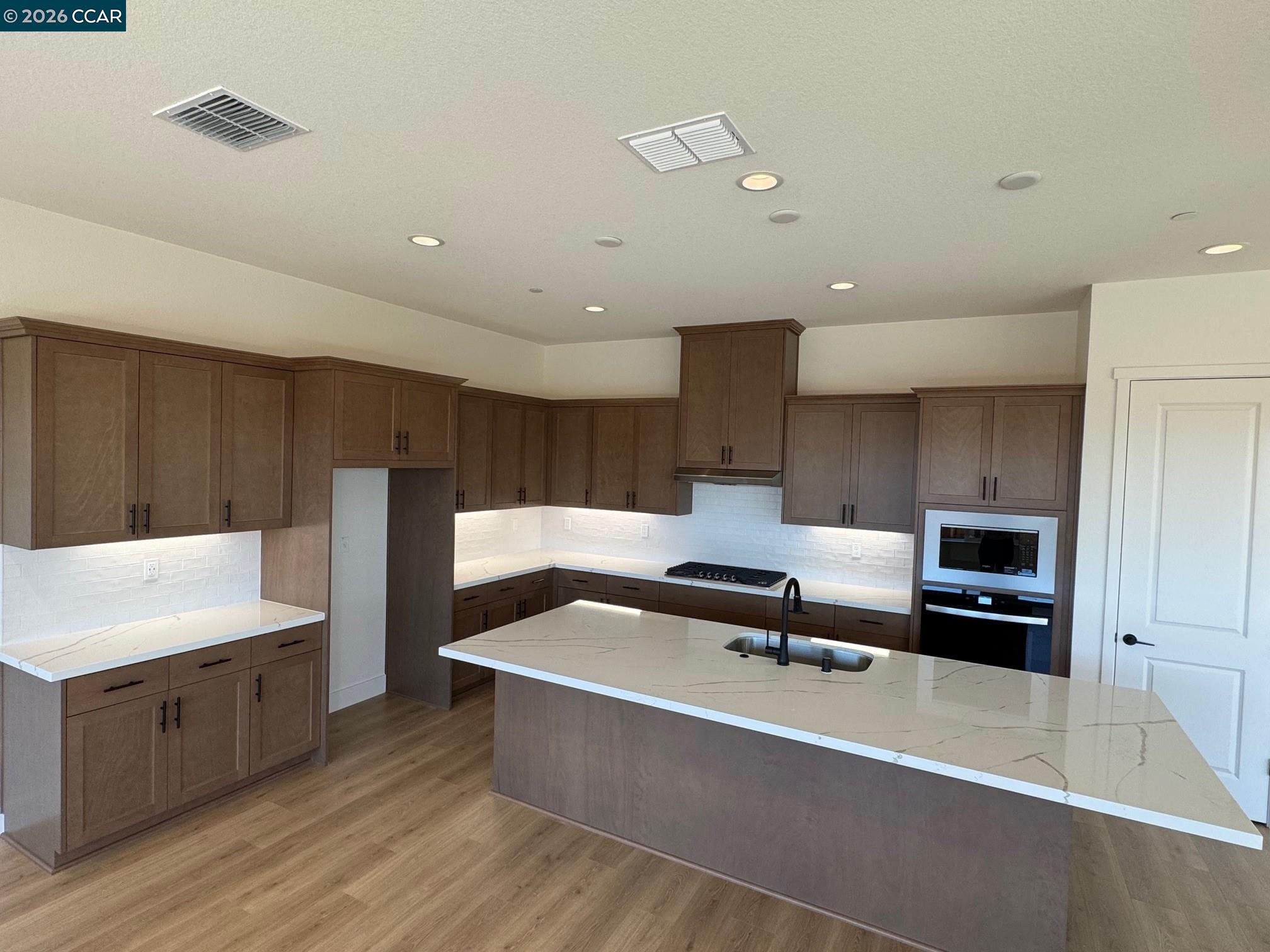 Detail Gallery Image 6 of 18 For 17585 Bushwick Lane, Lathrop,  CA 95330 - 5 Beds | 3 Baths