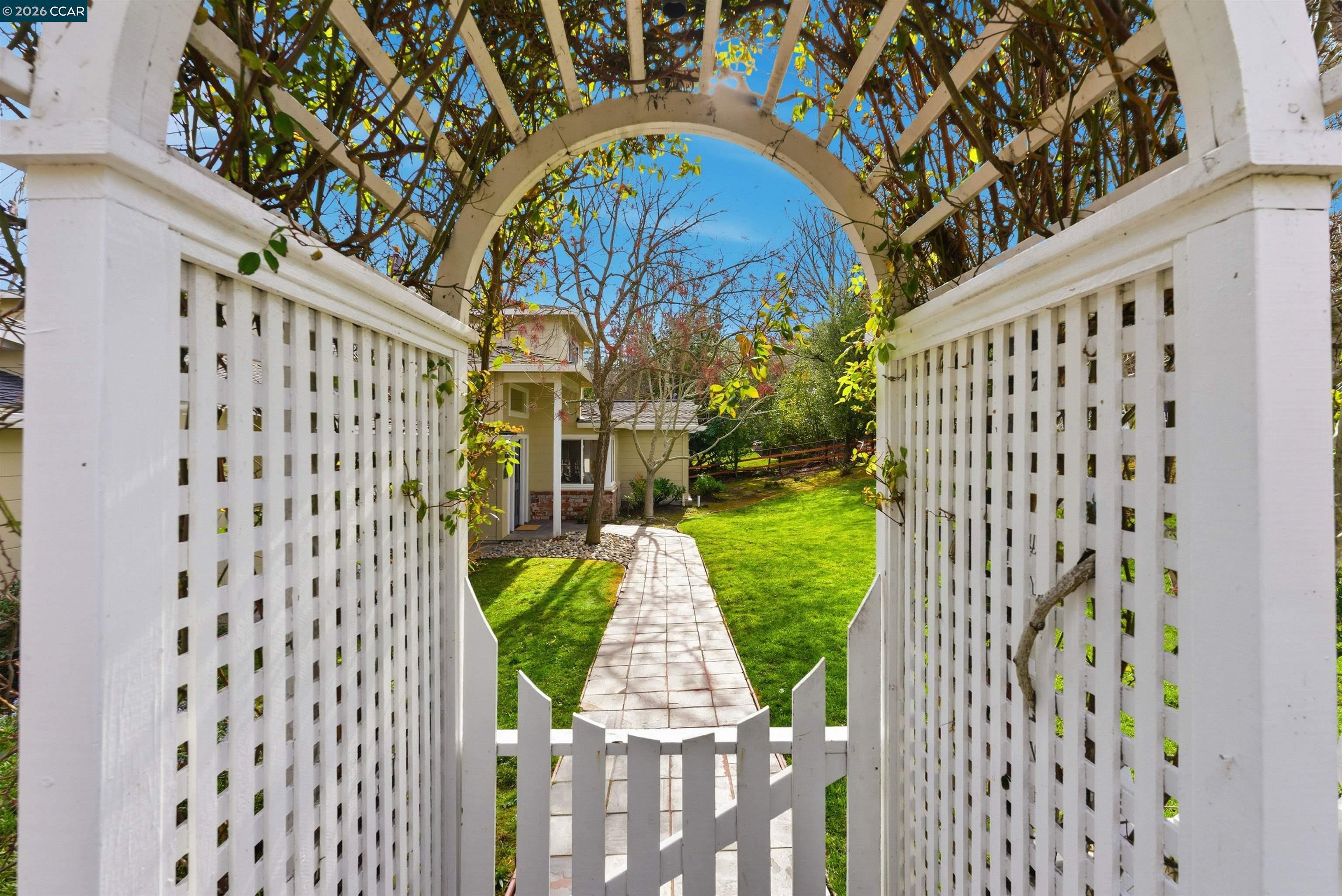 Detail Gallery Image 2 of 42 For 82 Sleepy Hollow Ln, Orinda,  CA 94563 - 5 Beds | 3 Baths