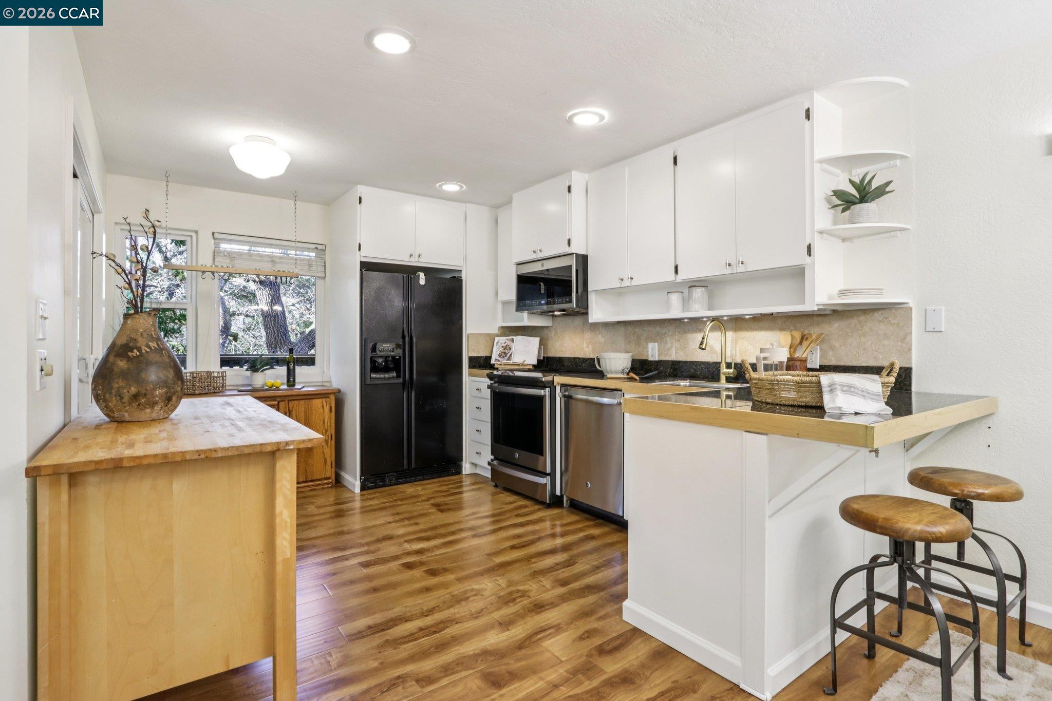 Detail Gallery Image 12 of 47 For 911 Dewing Ave, Lafayette,  CA 94549 - 3 Beds | 2/1 Baths