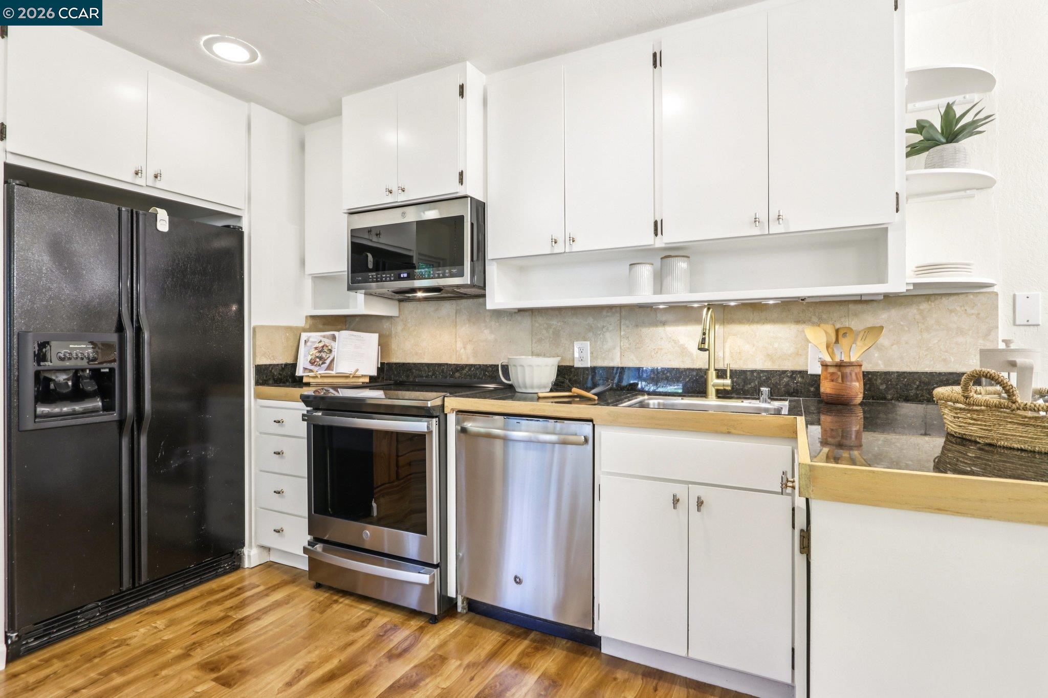 Detail Gallery Image 13 of 47 For 911 Dewing Ave, Lafayette,  CA 94549 - 3 Beds | 2/1 Baths