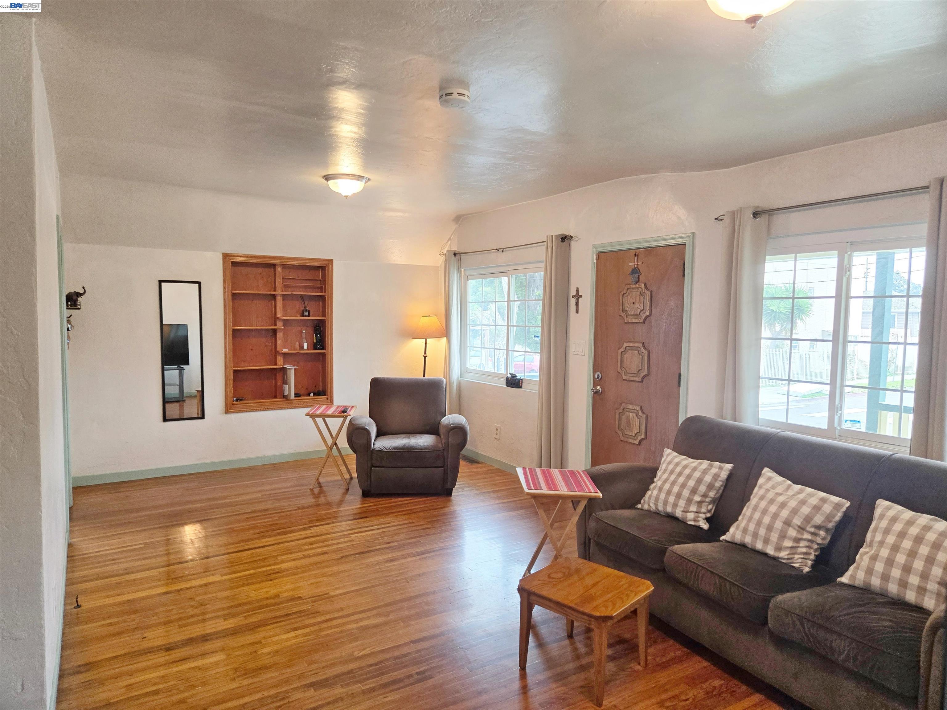 Detail Gallery Image 2 of 13 For 1243 62nd Ave, Oakland,  CA 94621 - 2 Beds | 1 Baths