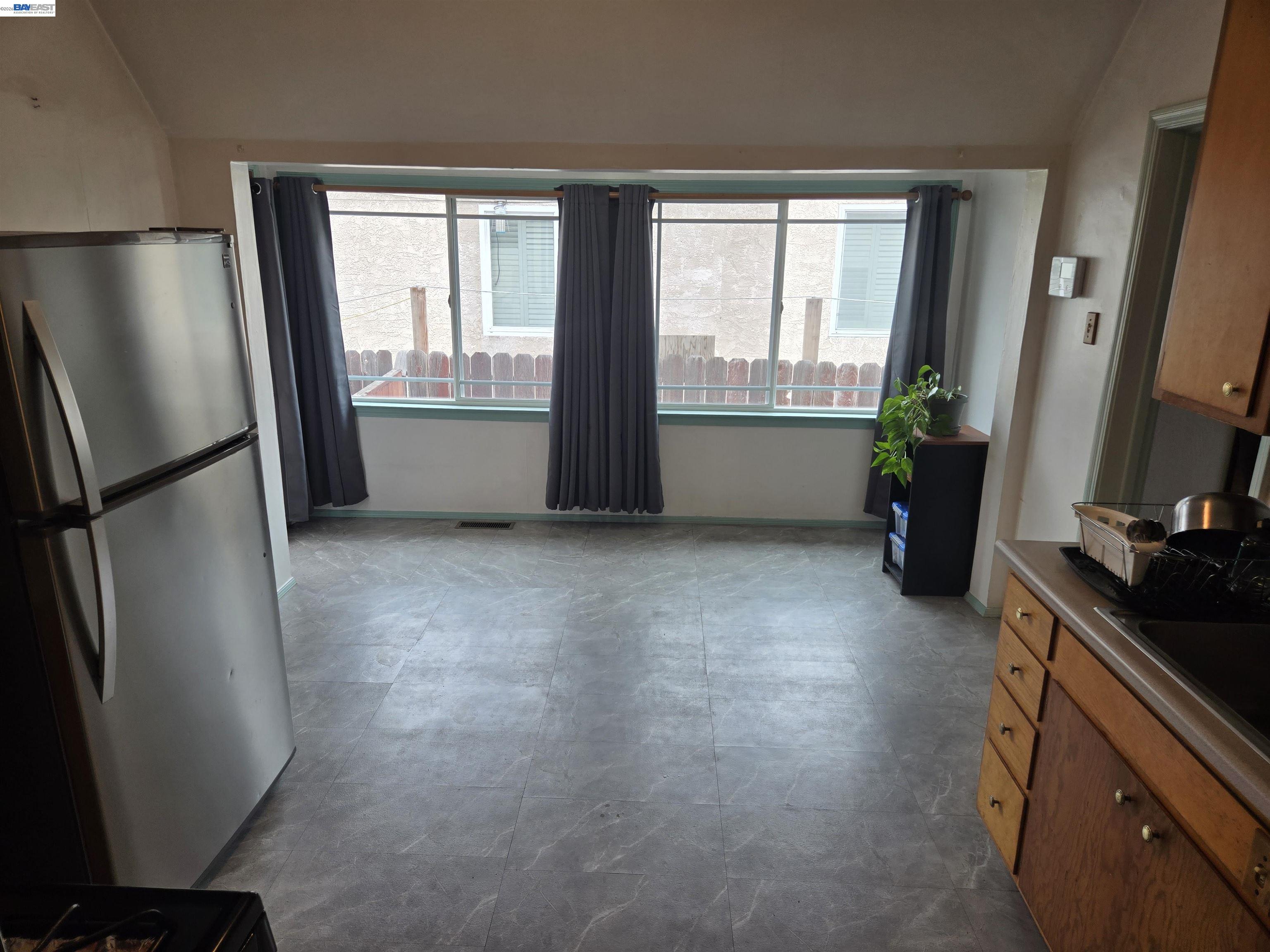 Detail Gallery Image 6 of 13 For 1243 62nd Ave, Oakland,  CA 94621 - 2 Beds | 1 Baths