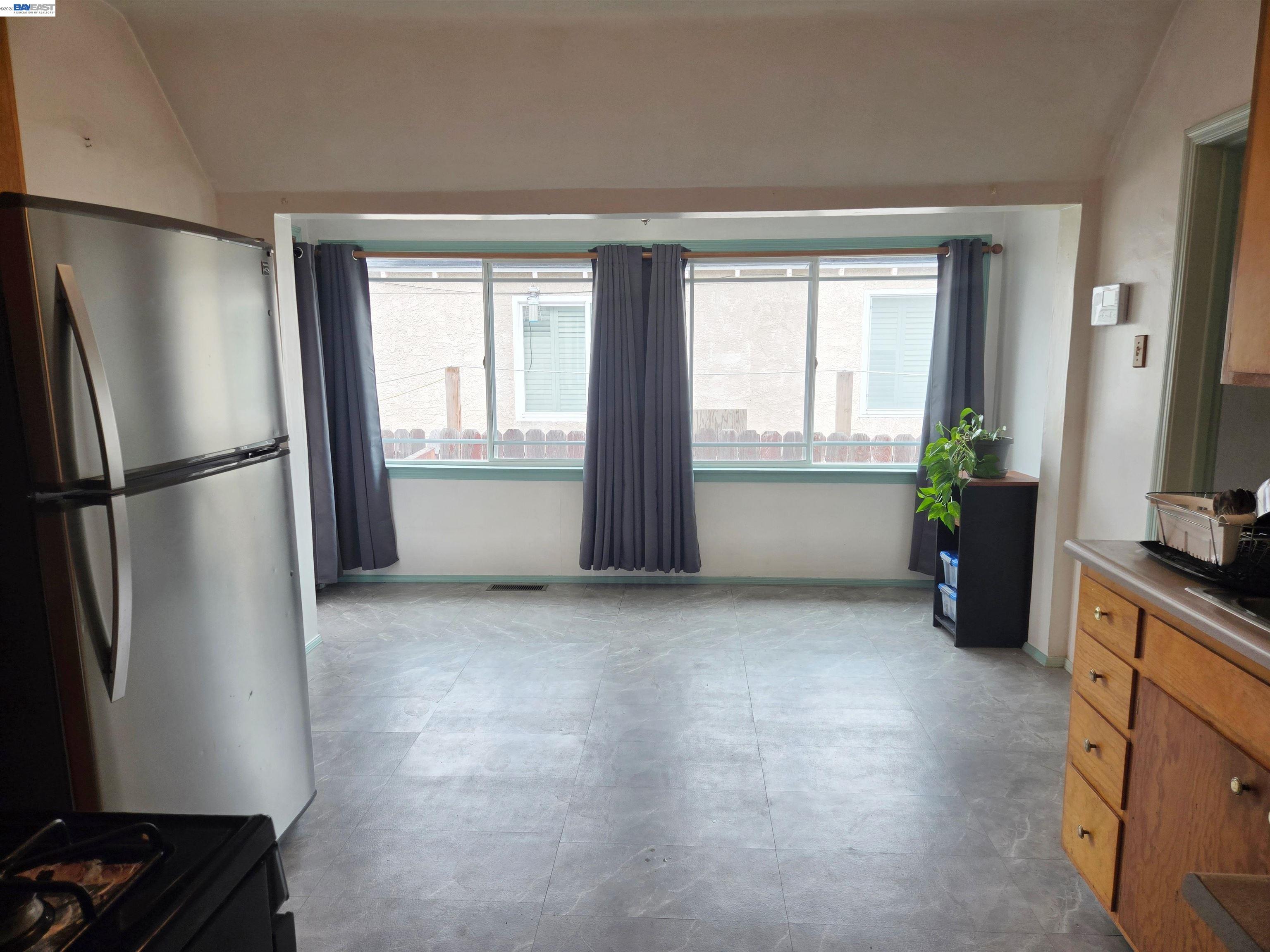 Detail Gallery Image 7 of 13 For 1243 62nd Ave, Oakland,  CA 94621 - 2 Beds | 1 Baths