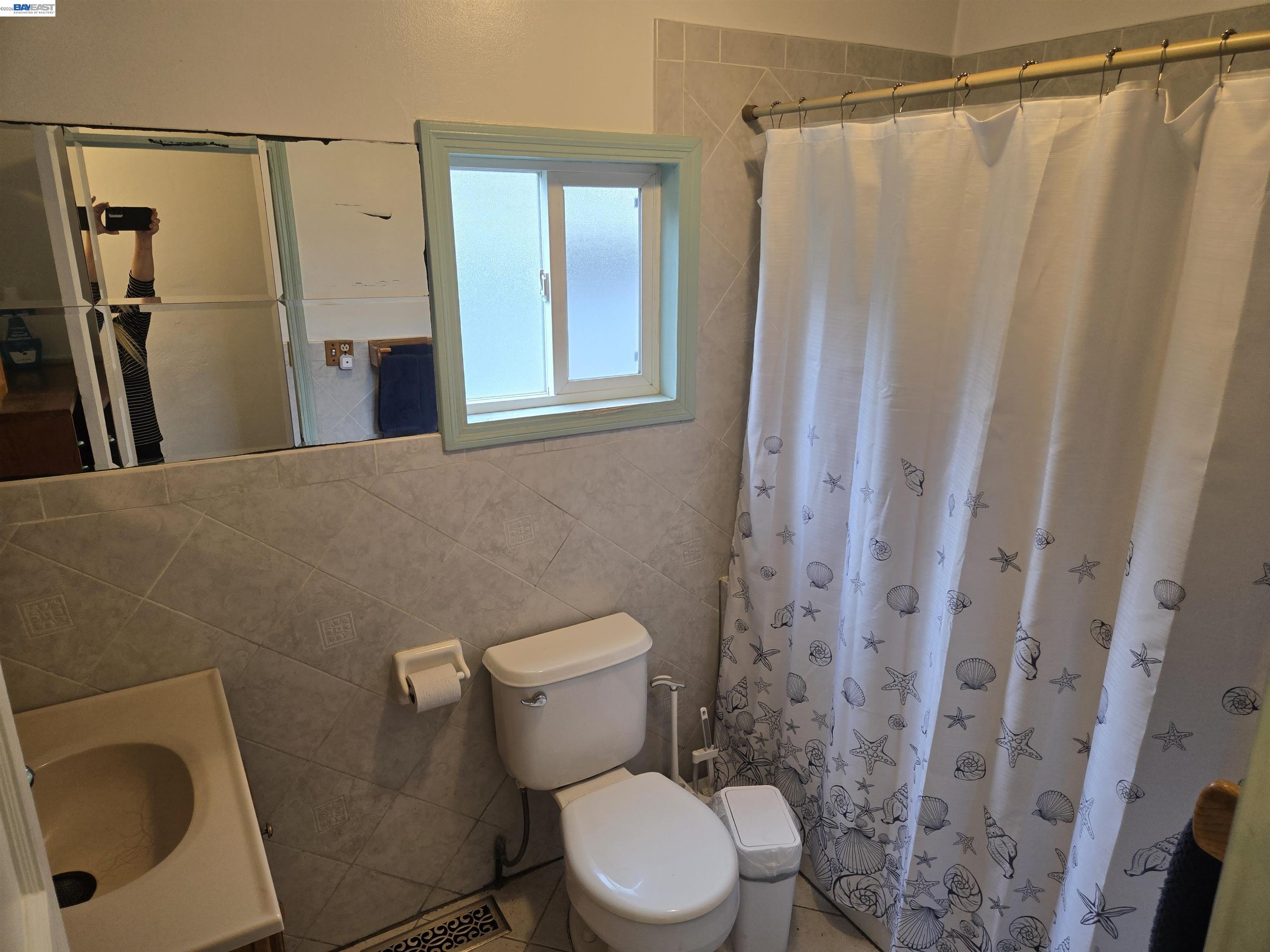 Detail Gallery Image 8 of 13 For 1243 62nd Ave, Oakland,  CA 94621 - 2 Beds | 1 Baths