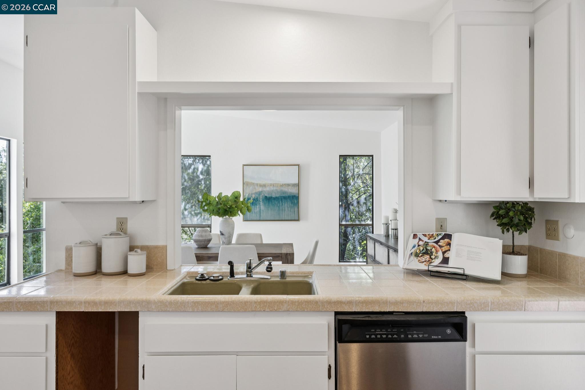 Detail Gallery Image 13 of 39 For 39 Saint Stephens Dr, Orinda,  CA 94563 - 4 Beds | 2/1 Baths