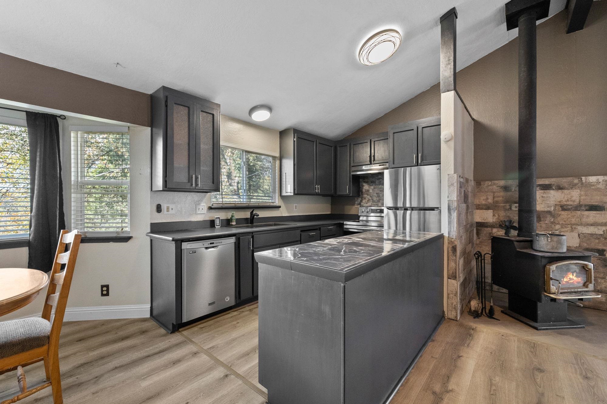 Detail Gallery Image 4 of 29 For 16652 Sallander, Sonora,  CA 95370 - 3 Beds | 1/1 Baths