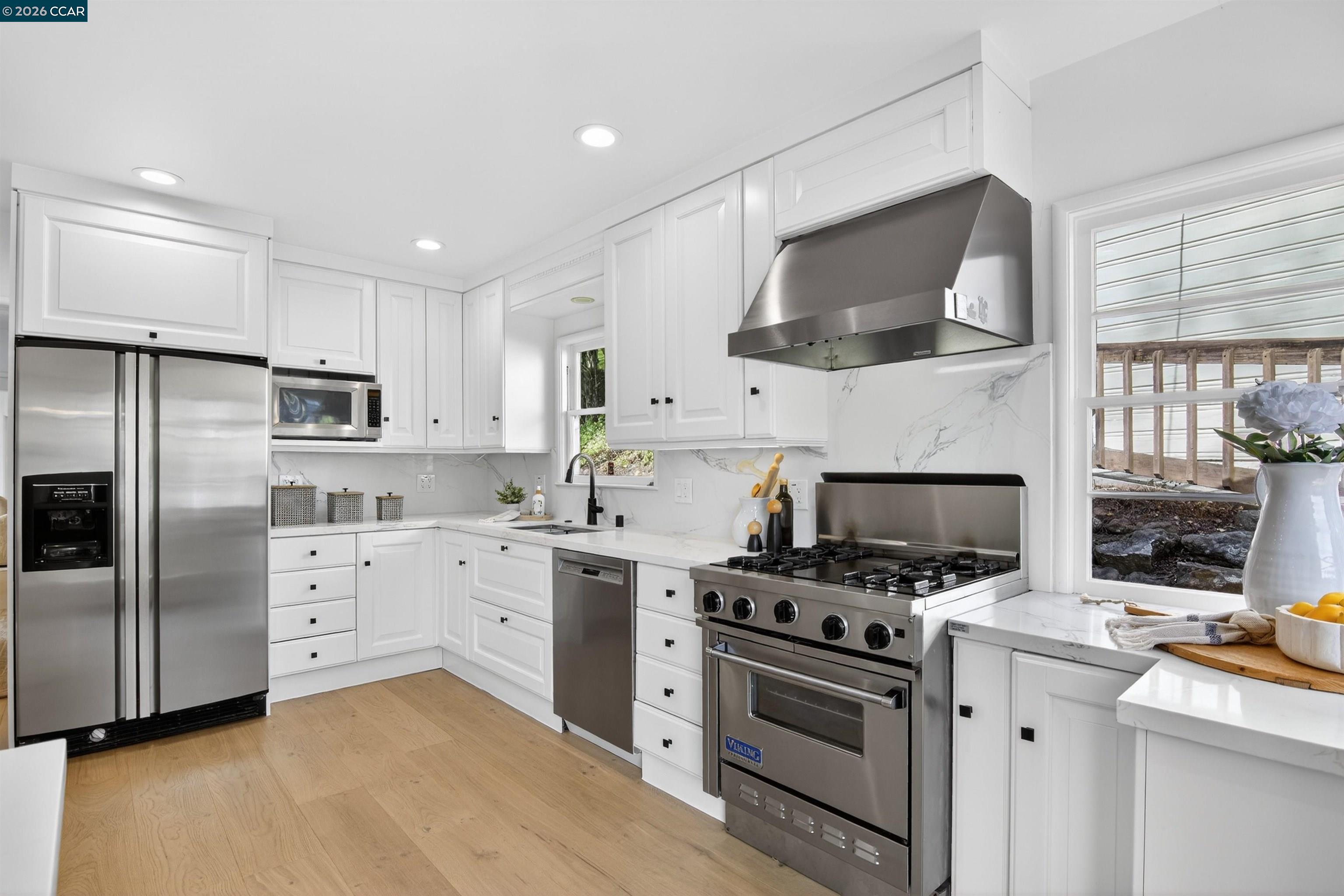 Detail Gallery Image 11 of 47 For 22 Las Palomas, Orinda,  CA 94563 - 3 Beds | 3 Baths