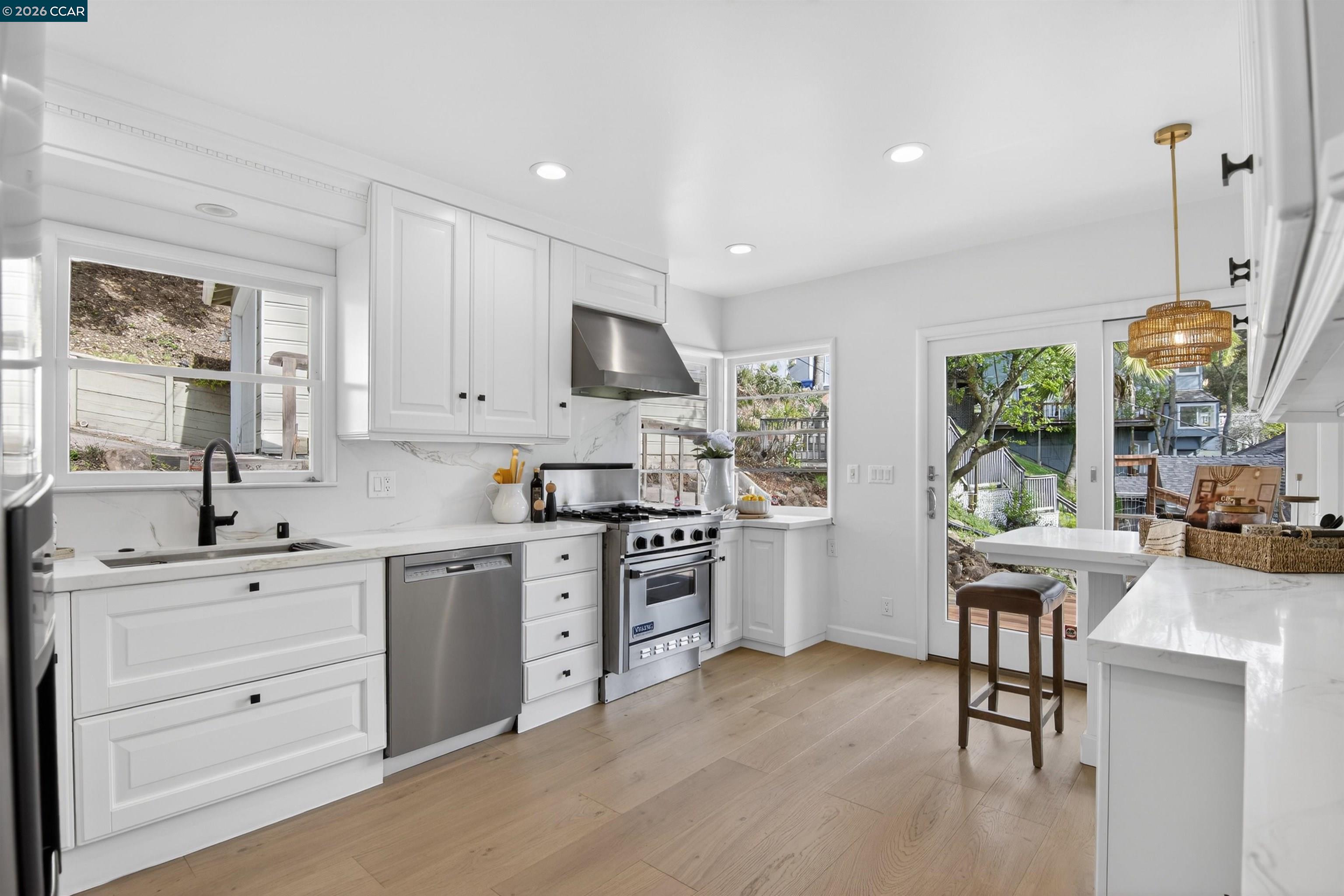 Detail Gallery Image 10 of 47 For 22 Las Palomas, Orinda,  CA 94563 - 3 Beds | 3 Baths