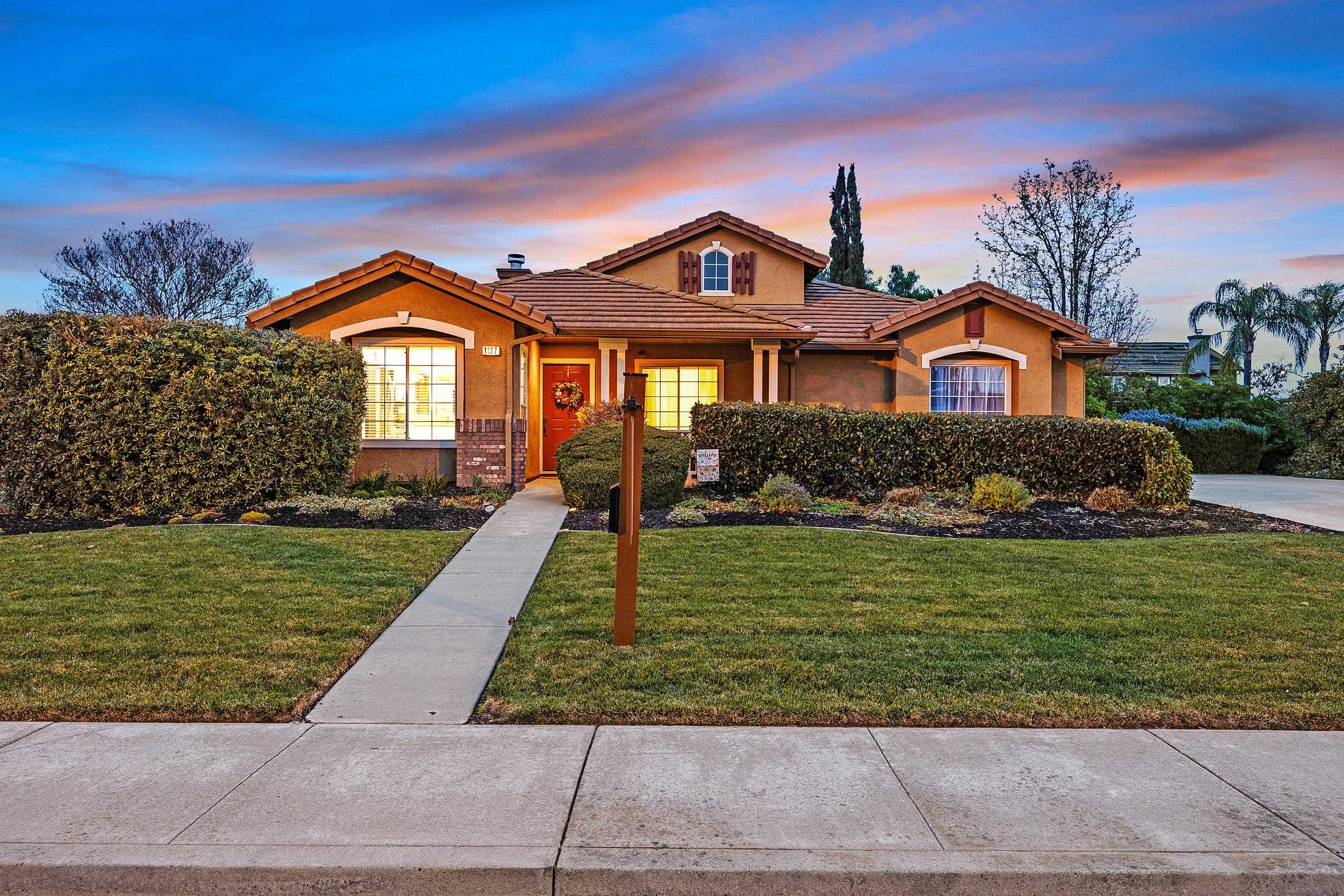 Detail Gallery Image 3 of 44 For 1127 Meadow Drive, Livermore,  CA 94551 - 3 Beds | 2 Baths