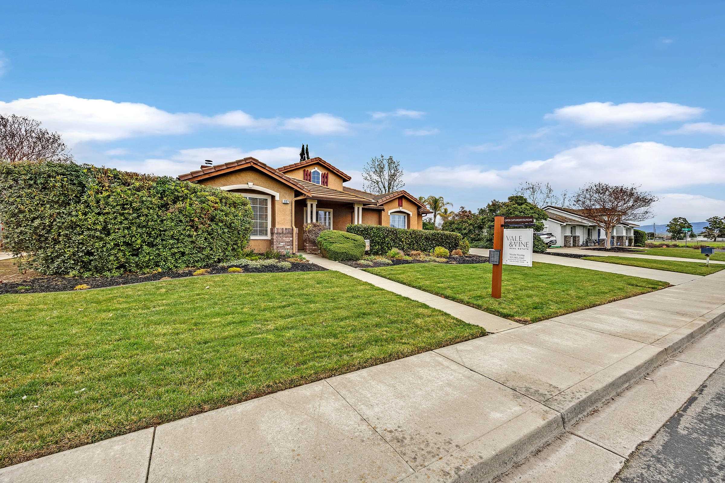 Detail Gallery Image 6 of 44 For 1127 Meadow Drive, Livermore,  CA 94551 - 3 Beds | 2 Baths