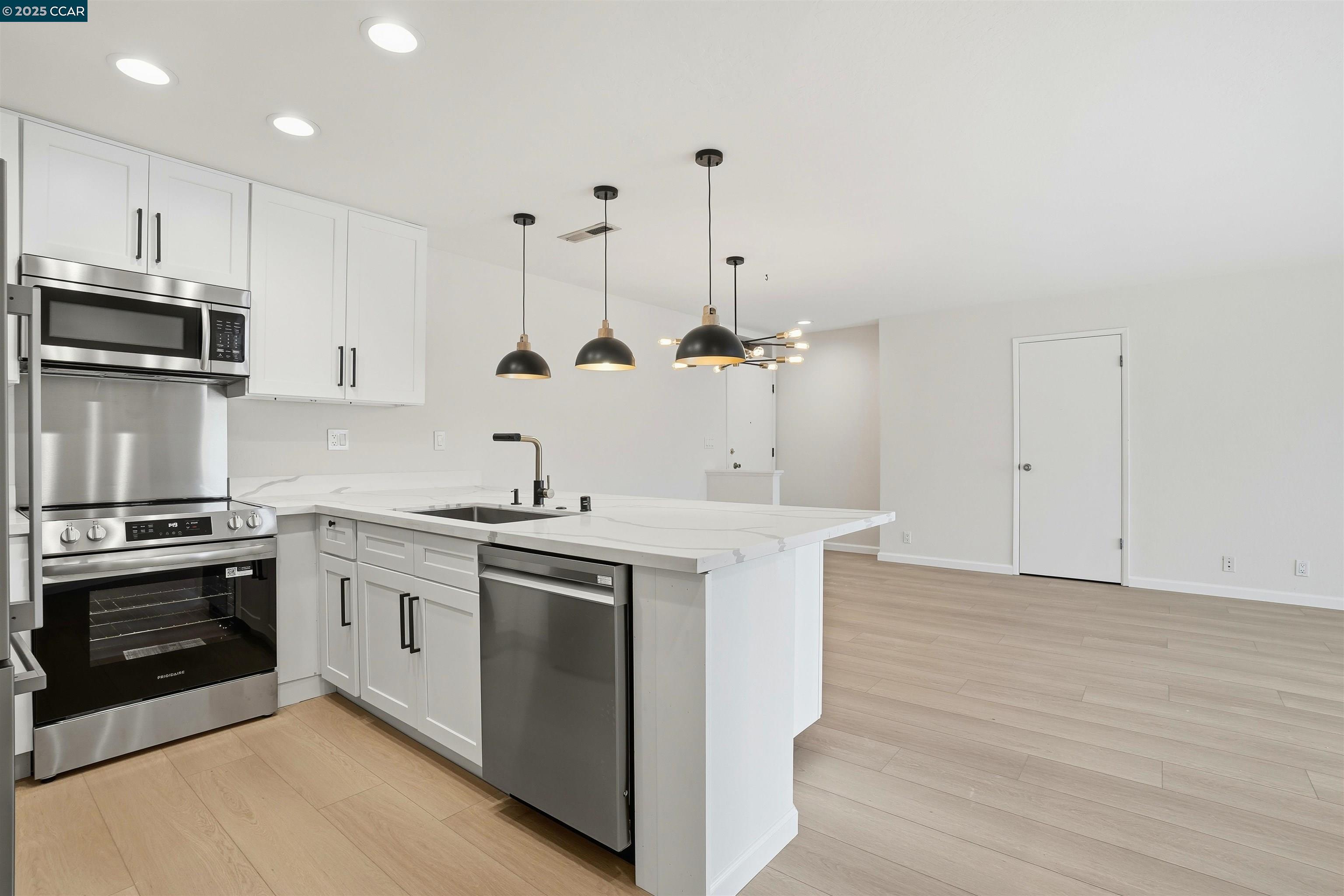 Detail Gallery Image 4 of 18 For 1077 Wesley Ct #7,  Walnut Creek,  CA 94597 - 2 Beds | 2 Baths