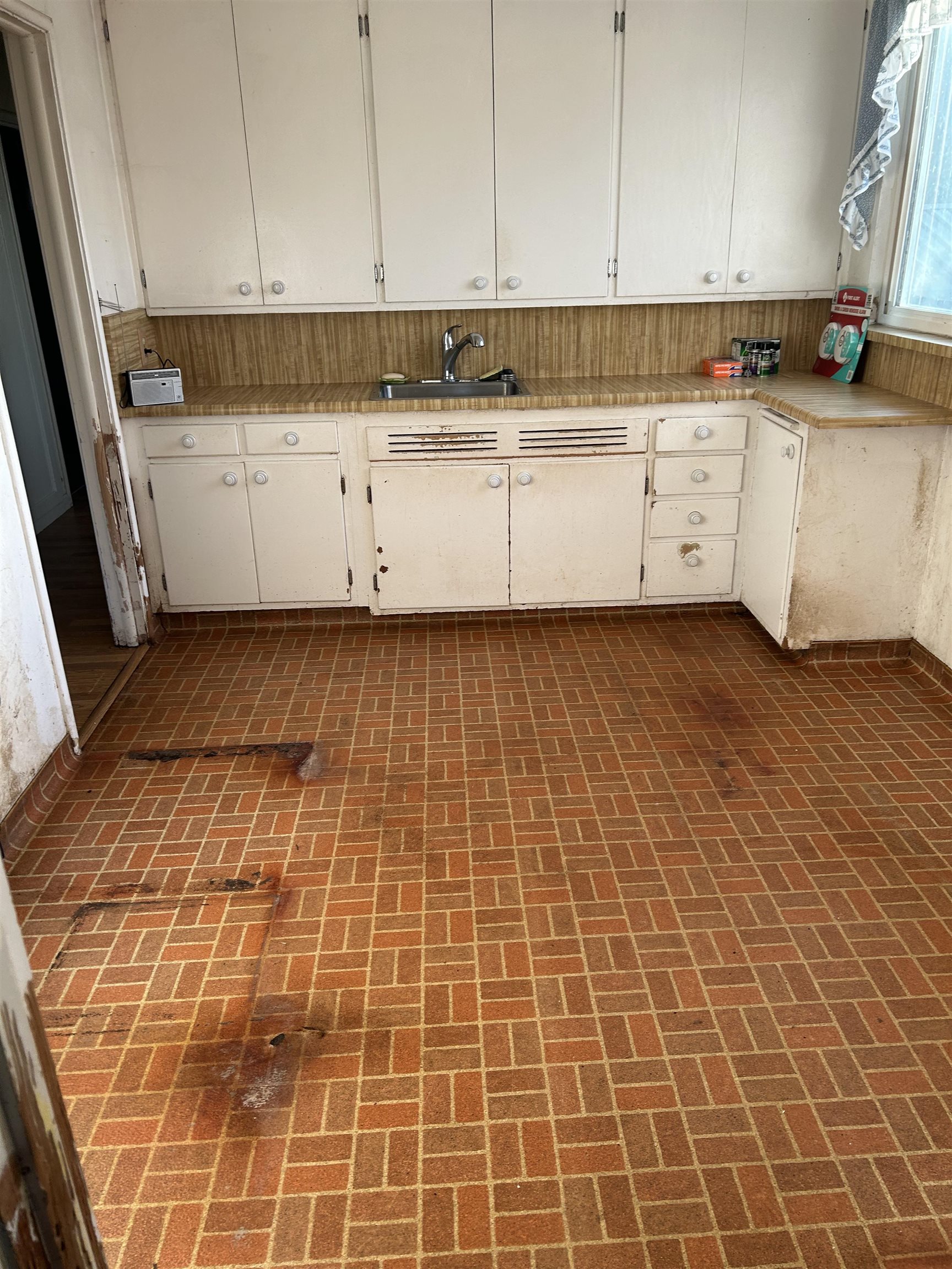 Detail Gallery Image 6 of 10 For 1086 Mersey Ave, San Leandro,  CA 94579 - 3 Beds | 1 Baths