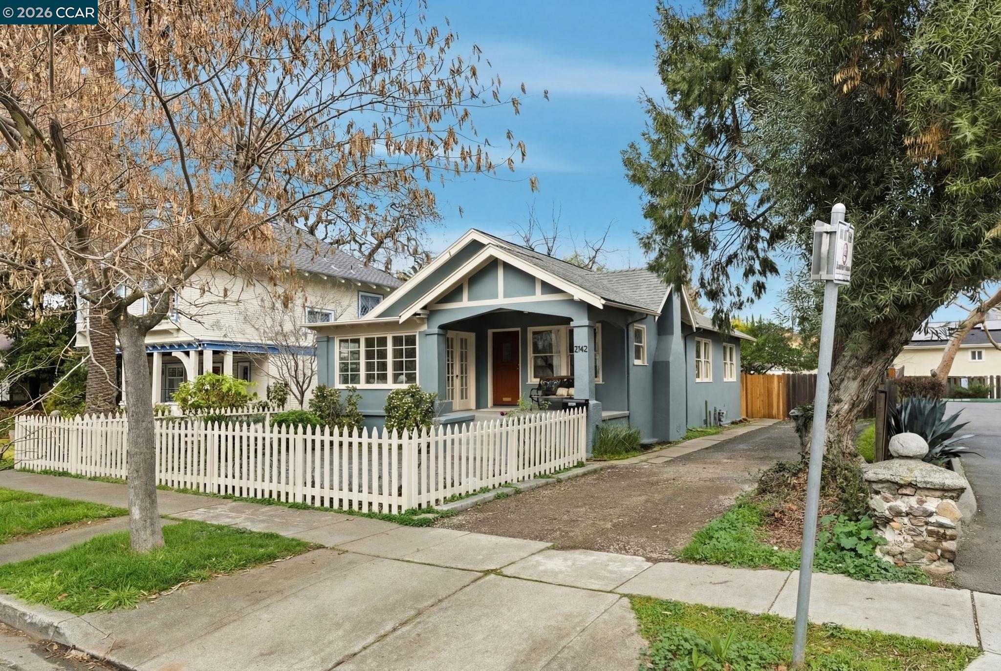 Detail Gallery Image 3 of 42 For 2142 Grant St, Concord,  CA 94520 - 3 Beds | 2 Baths