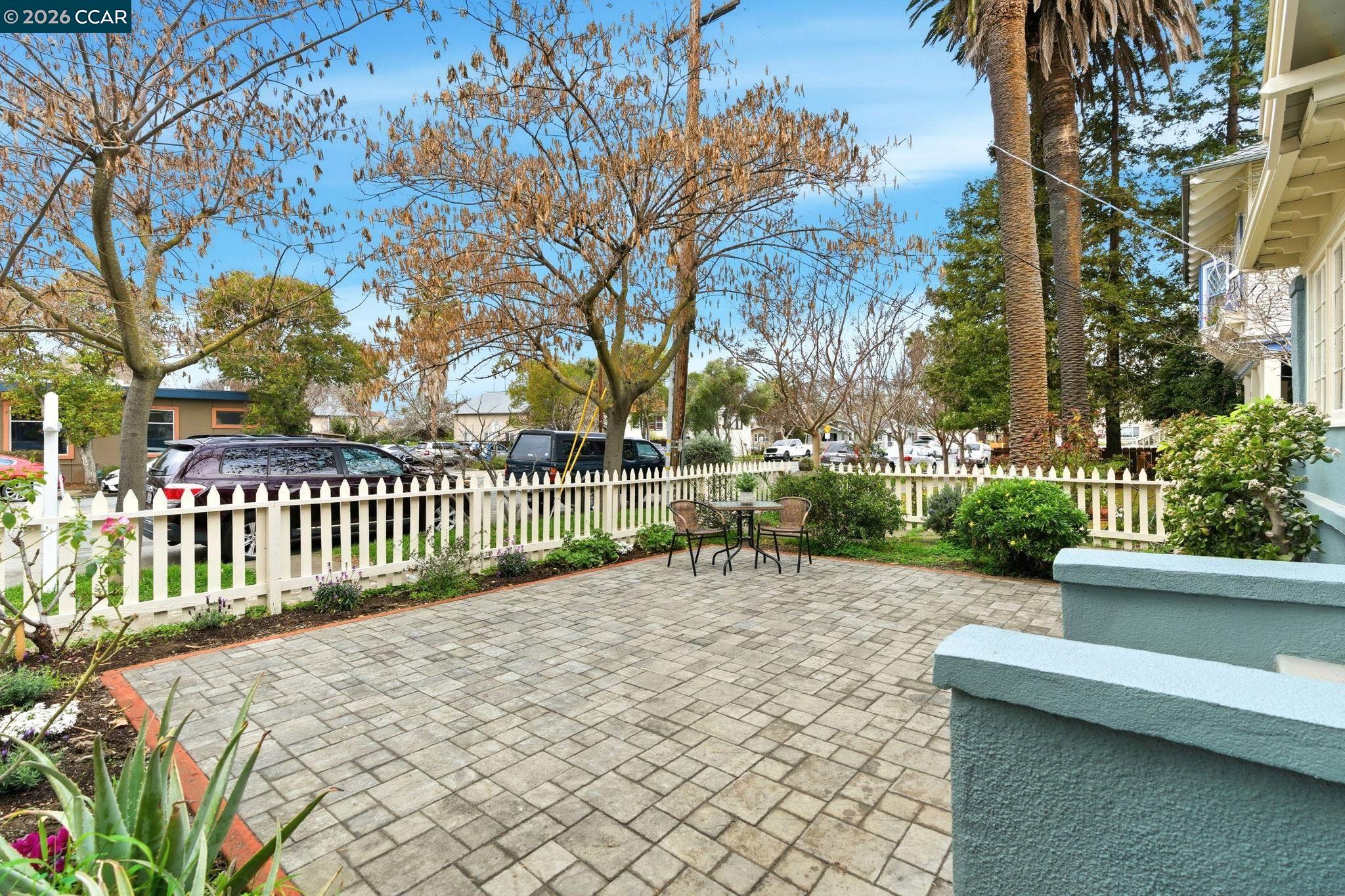 Detail Gallery Image 4 of 42 For 2142 Grant St, Concord,  CA 94520 - 3 Beds | 2 Baths