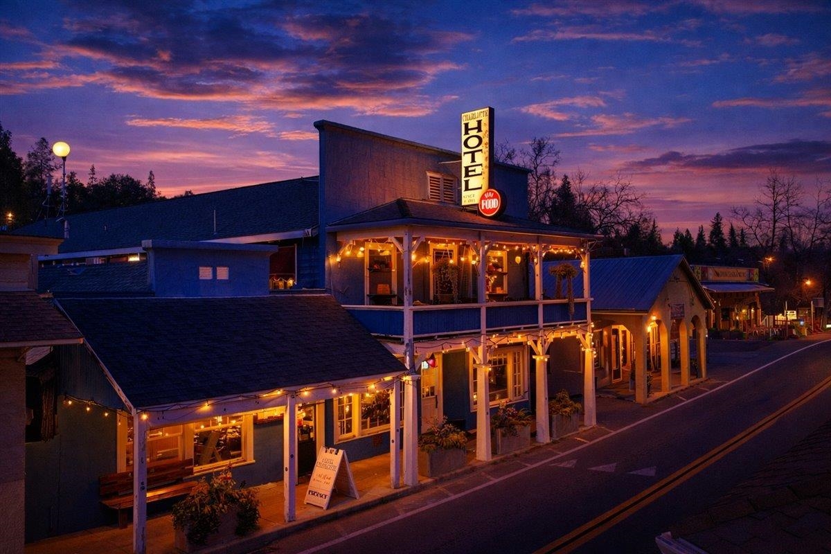 Groveland (A gateway to Yosemite)