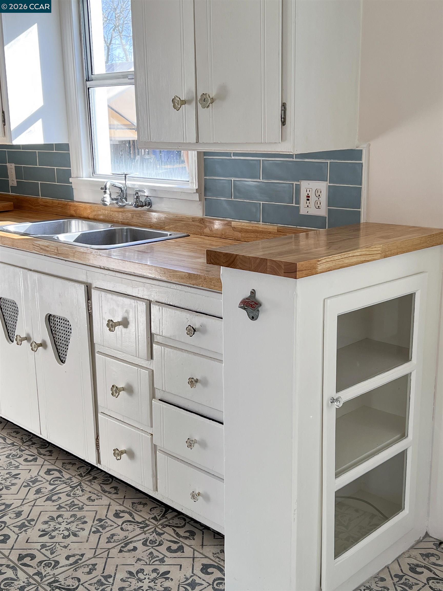 Detail Gallery Image 11 of 46 For 192 Viewmont Ave, Vallejo,  CA 94590 - 3 Beds | 2 Baths