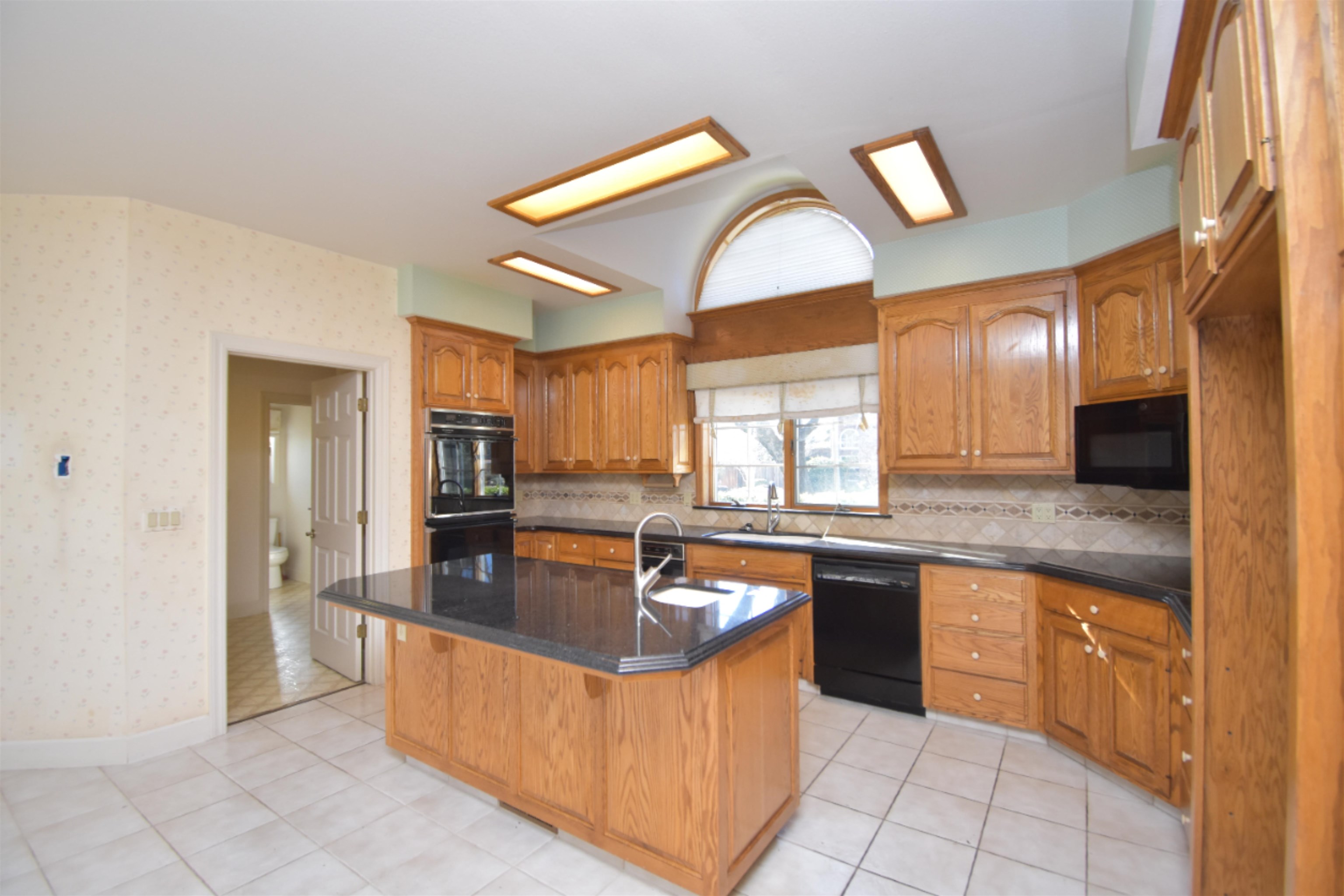 Detail Gallery Image 11 of 28 For 2350 Saint Anton Dr, Lodi,  CA 95242 - 3 Beds | 5 Baths