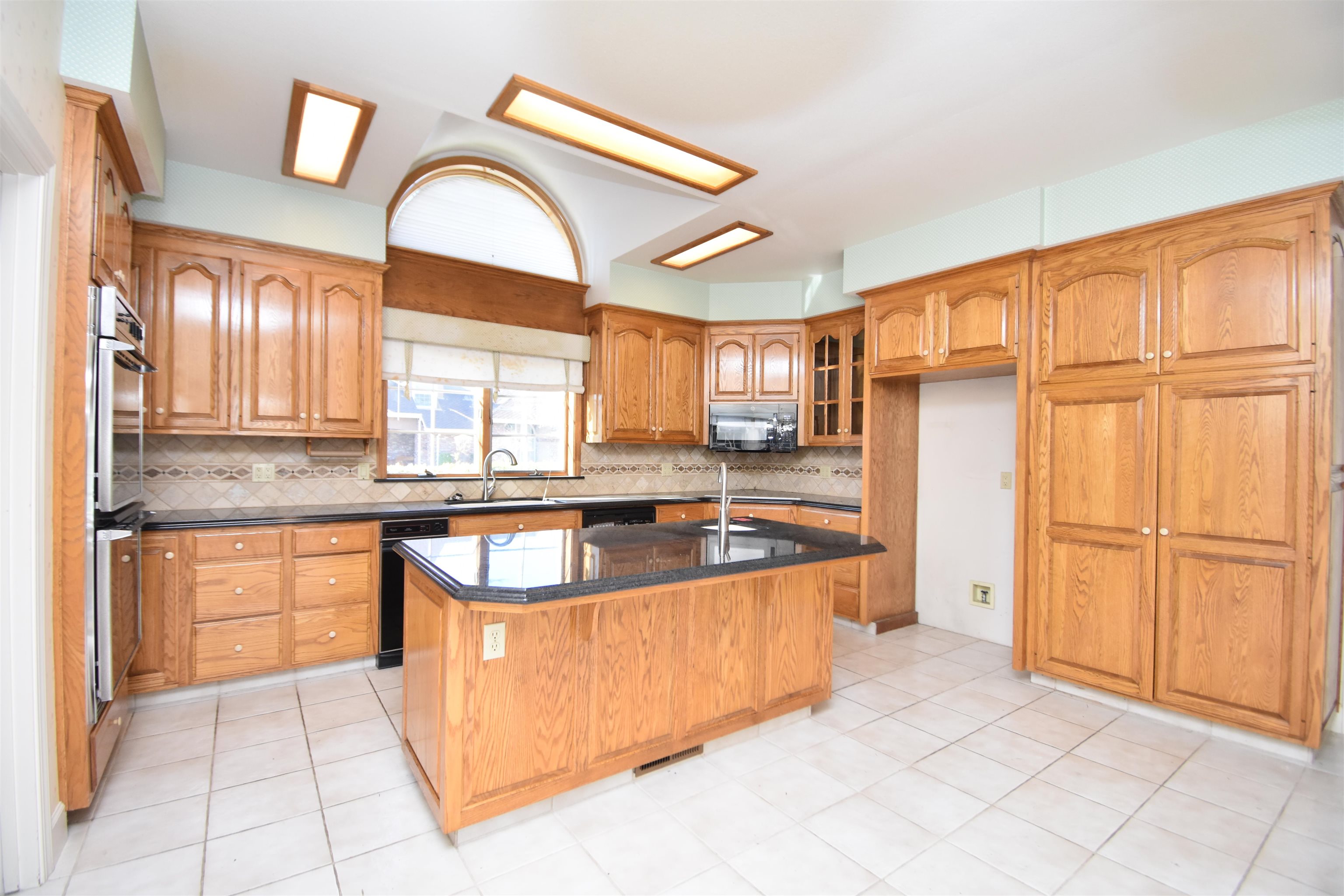 Detail Gallery Image 10 of 28 For 2350 Saint Anton Dr, Lodi,  CA 95242 - 3 Beds | 5 Baths